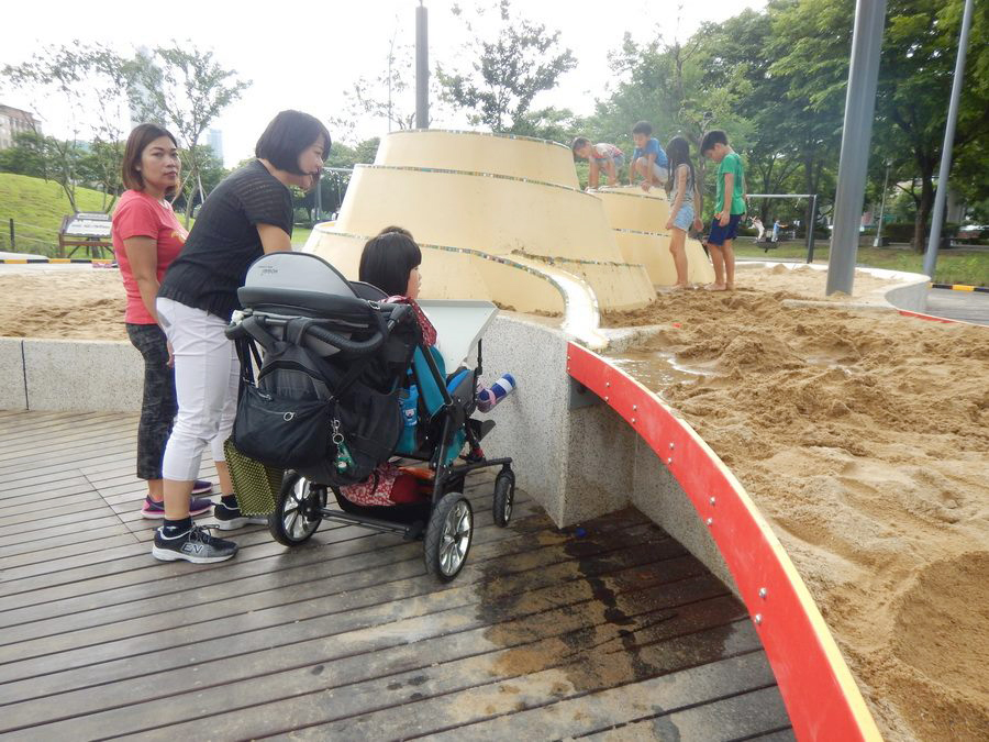 水沙世界架高沙坑，使用輪椅的孩子也可以靠近玩沙。（台北市政府提供）