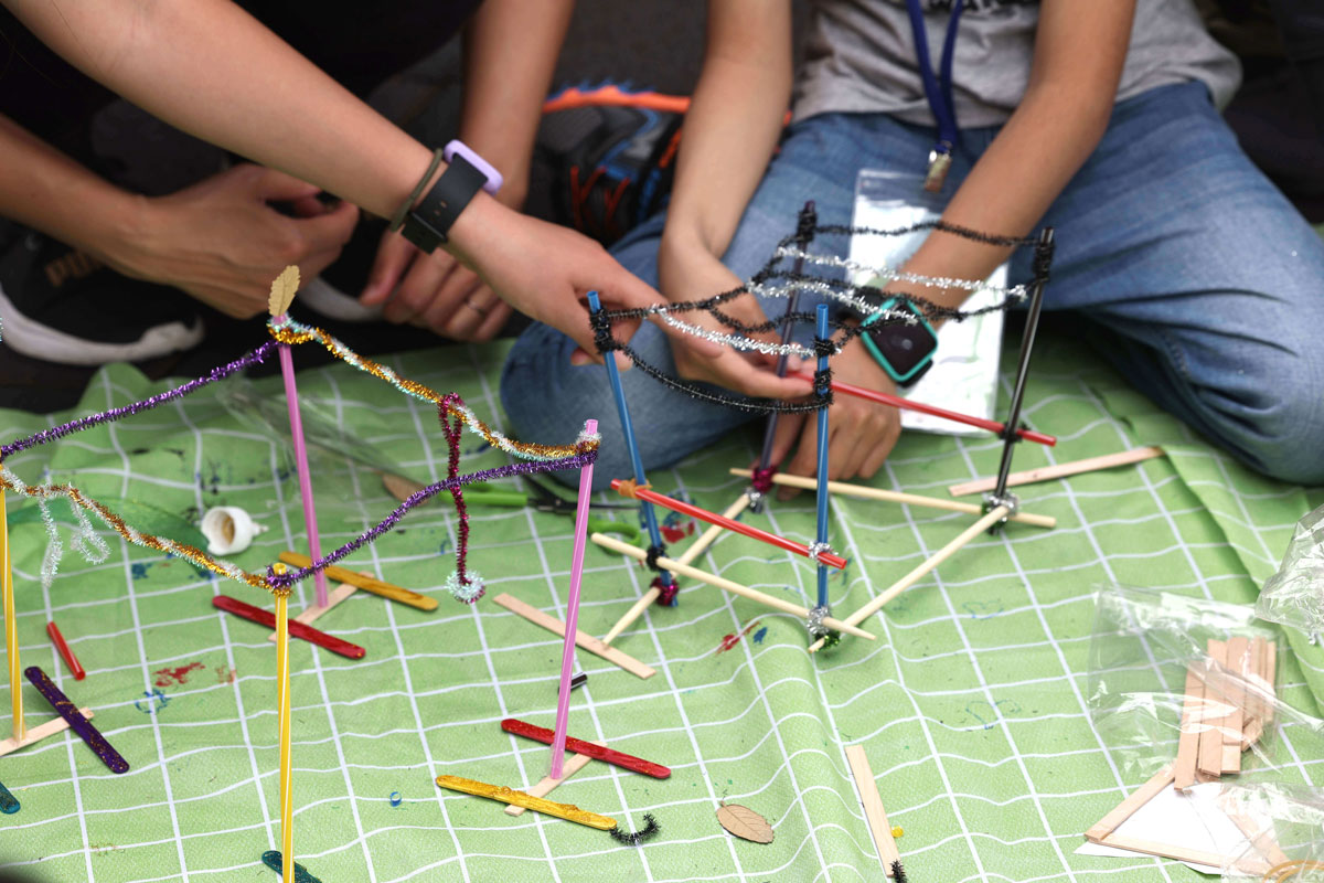 台北市柳鄉公園遊戲場改建的兒童參與式工作坊中，孩子用竹筷、冰棒棍、吸管、毛根等材料建造想像中遊戲設施的模型。中央社記者趙世勳攝 112年3月19日