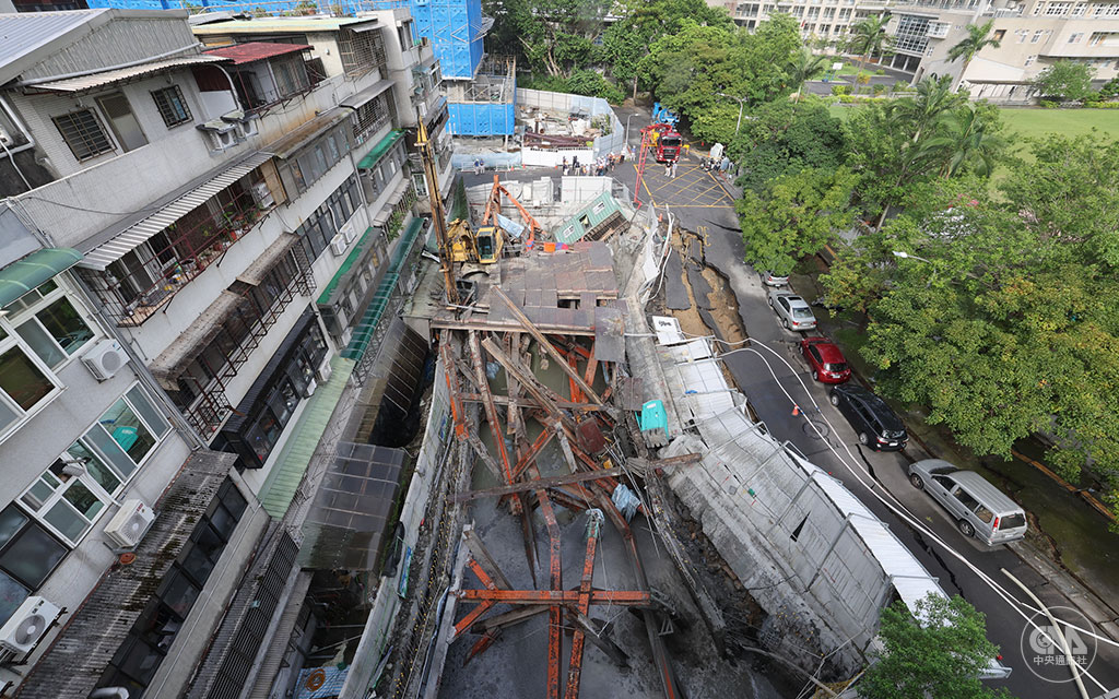 台北市中山區大直街巷弄多棟大樓疑因周邊建案「基泰大直」開挖而傾斜，鄰近工地的25戶建物嚴重下陷成為重災戶，旁邊住家也受到損壞。北市府10月針對傾斜民宅東側鄰地啟動公辦都更程序。