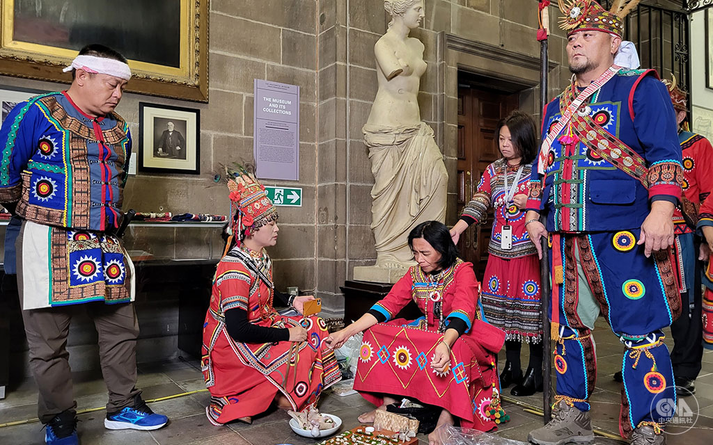 1874年牡丹社事件後，有4具戰死的原住民遺骨輾轉送至英國愛丁堡大學，今年正式返還。族人在校方解剖學博物館川堂舉行傳統儀式，透過巫師蘇寶珠（左3）與祖靈溝通。
