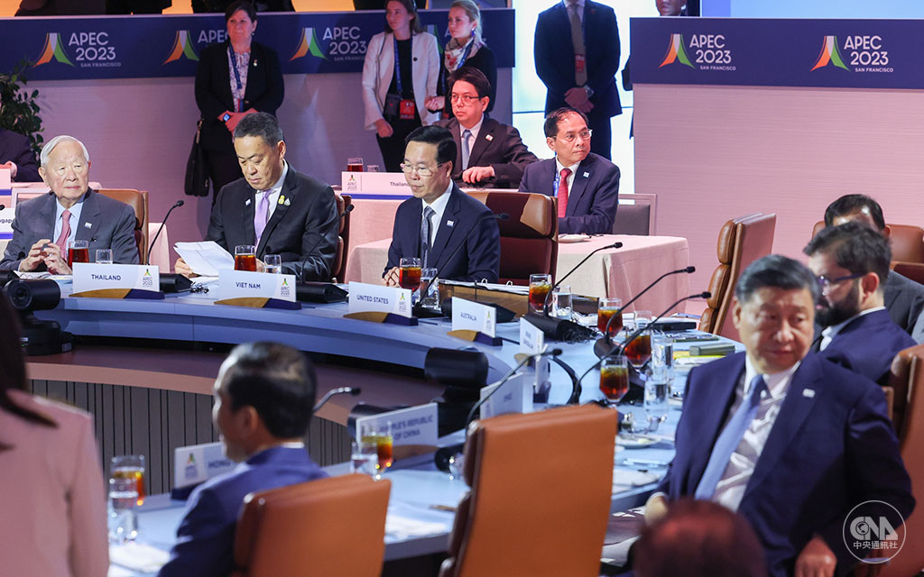 台積電創辦人張忠謀（後左）代表台灣出席APEC經濟領袖會議，與超過半數的各國領袖寒暄互動，但跟中國國家主席習近平（前右）沒有任何交談。