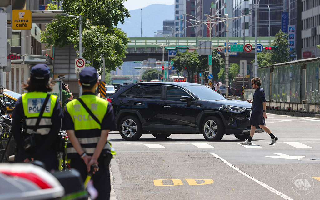 為洗刷「行人地獄」污名，5月30日起駕駛若未停讓行人最重裁罰新台幣6000元，造成死傷最高可罰3萬6000元。警政署也針對「路口不停讓行人」、「違規停車」等重點項目展開大執法。行政院長陳建仁說，希望以此讓「禮讓行人」成為每個駕駛人的習慣。