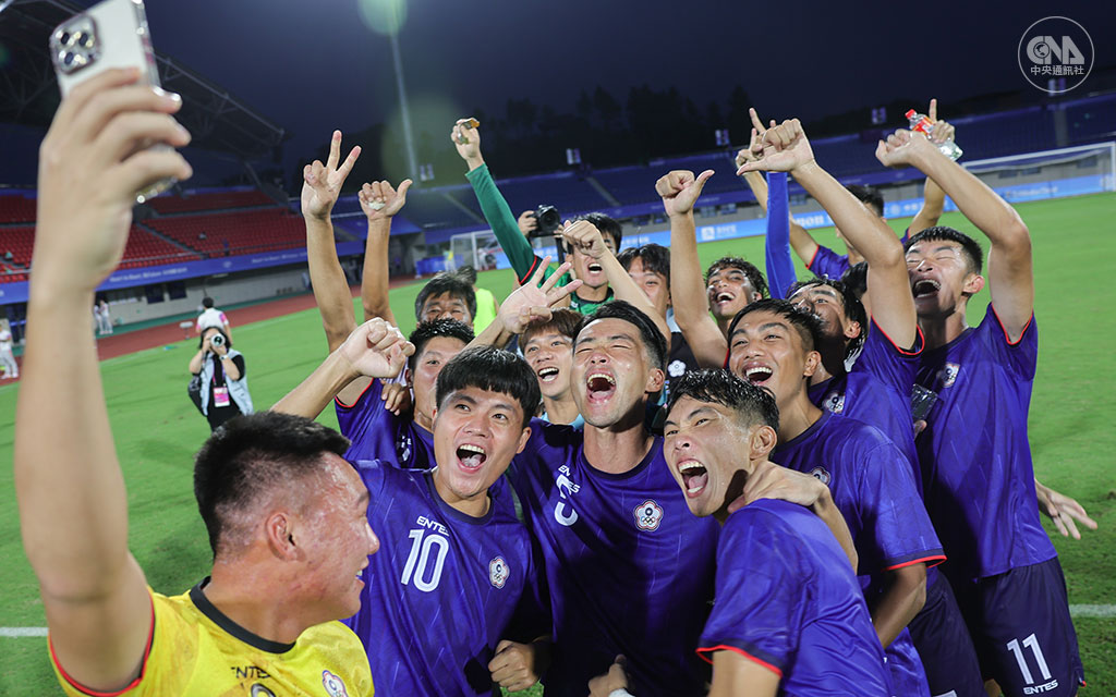 台灣男子足球代表隊在杭州亞運分組賽以1比0擊敗印尼，是自1958年東京亞運以後，相隔65年的亞運首勝；也是1966年曼谷亞運以來，台灣隊首顆進球。賽後球員難掩興奮開心自拍留念。