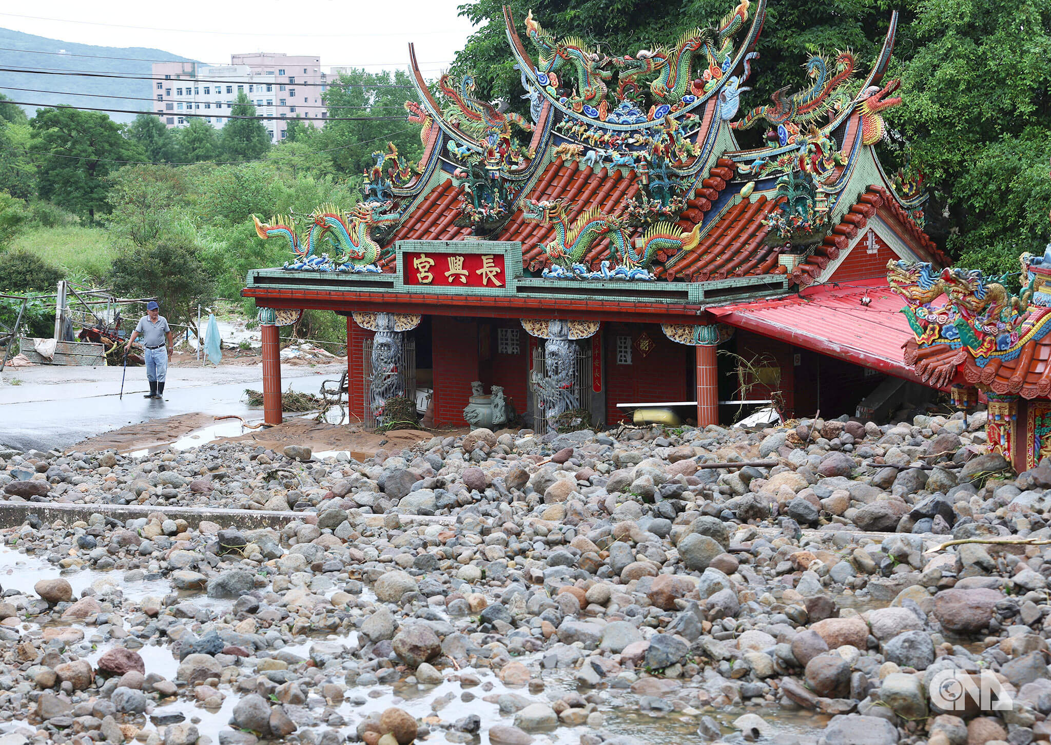 颱風山陀兒10月3日在高雄登陸後,迅速減弱成熱帶性低氣壓,但豪大雨仍造成路樹倒塌、建物毀損。新北市北海岸多處淹水,金山地區受急降雨影響,單日累積雨量破600毫米,山區道路多處淹大水,金山長興宮甚至快被土石淹沒。