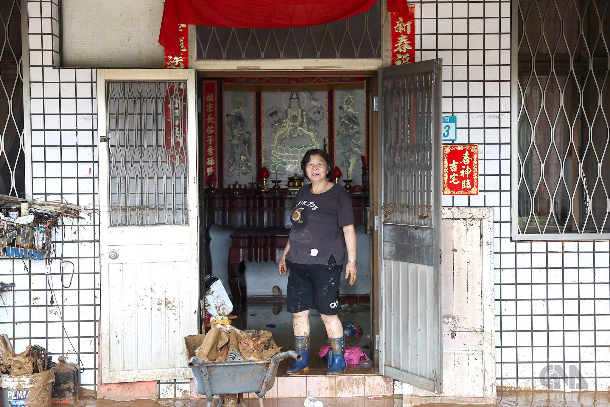 颱風山陀兒造成北海岸大豪雨災情不斷,新北市金山區一處民宅客廳滿是淤泥,居民趁著雨歇連忙清理。中央社記者趙世勳攝 113年10月5日
