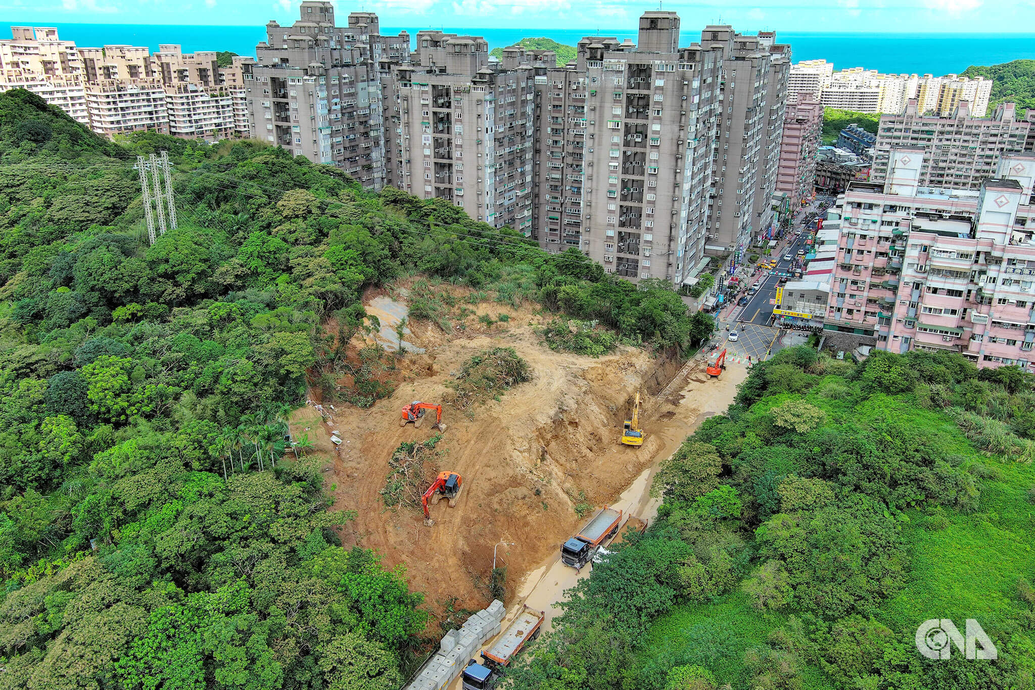 同樣受颱風山陀兒影響,基隆市新豐街海中天社區前山坡土石崩落,雙向交通受阻,市府緊急調派機具清除土石。
