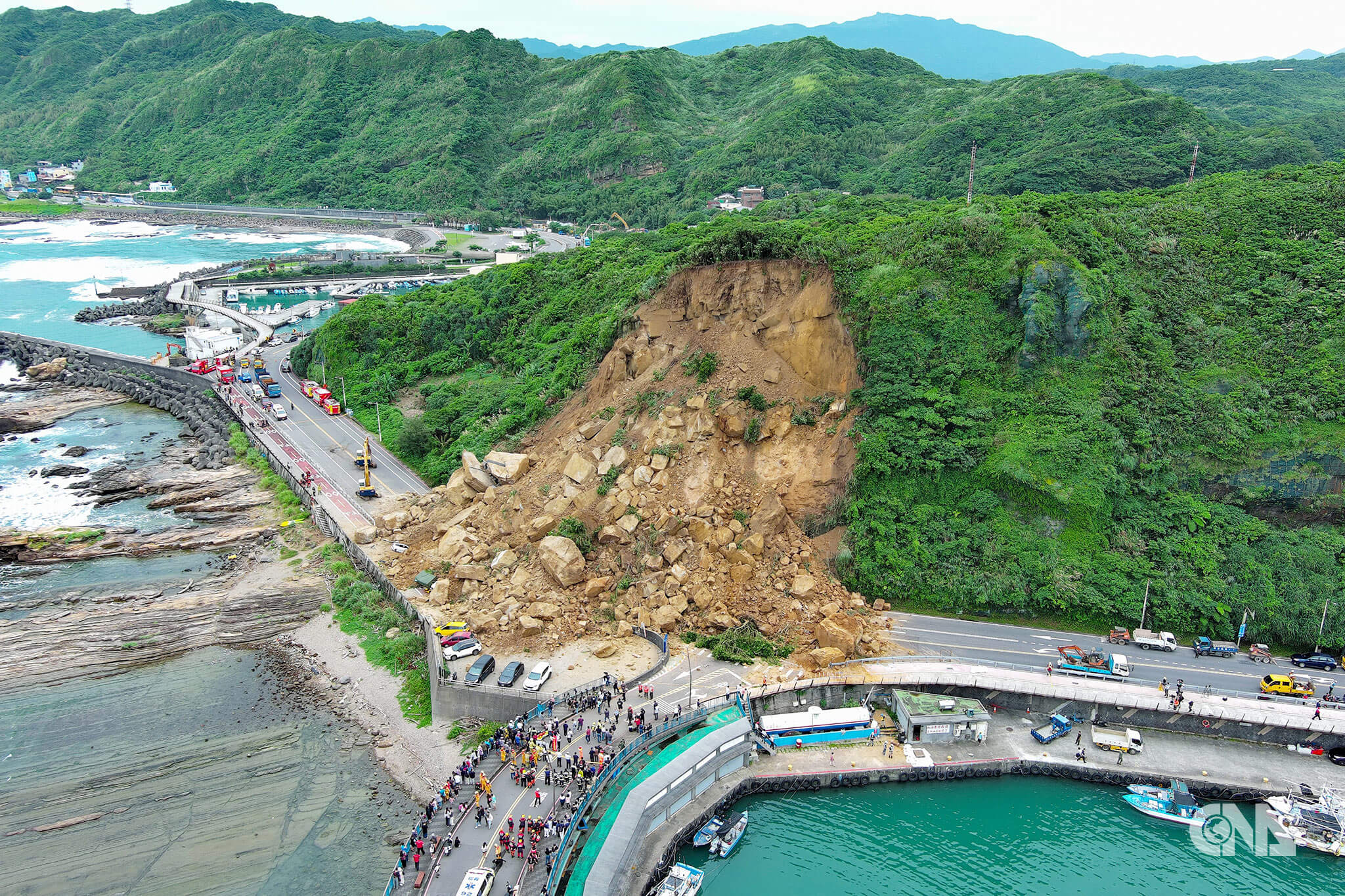 基隆市潮境公園平浪橋入口處6月3日突然發生崩塌,車輛被落石衝擊,共有9輛汽車、2輛機車受損,2名駕駛受傷送醫。