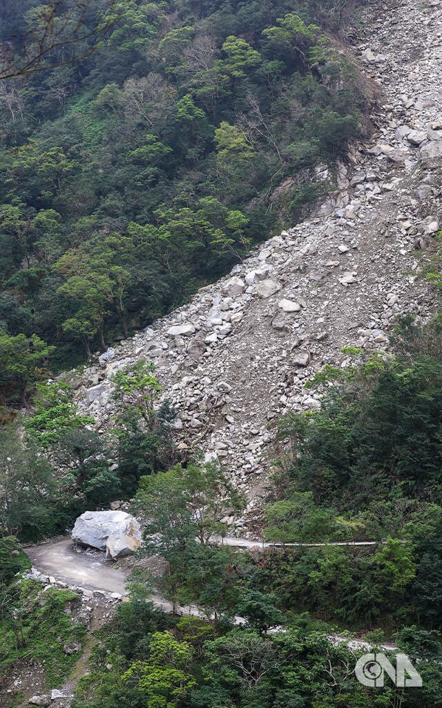 強震後接連幾次颱風豪雨,餘震不斷地質不穩,對布洛灣遊憩區二度傷害,更多邊坡裂縫造成重災區