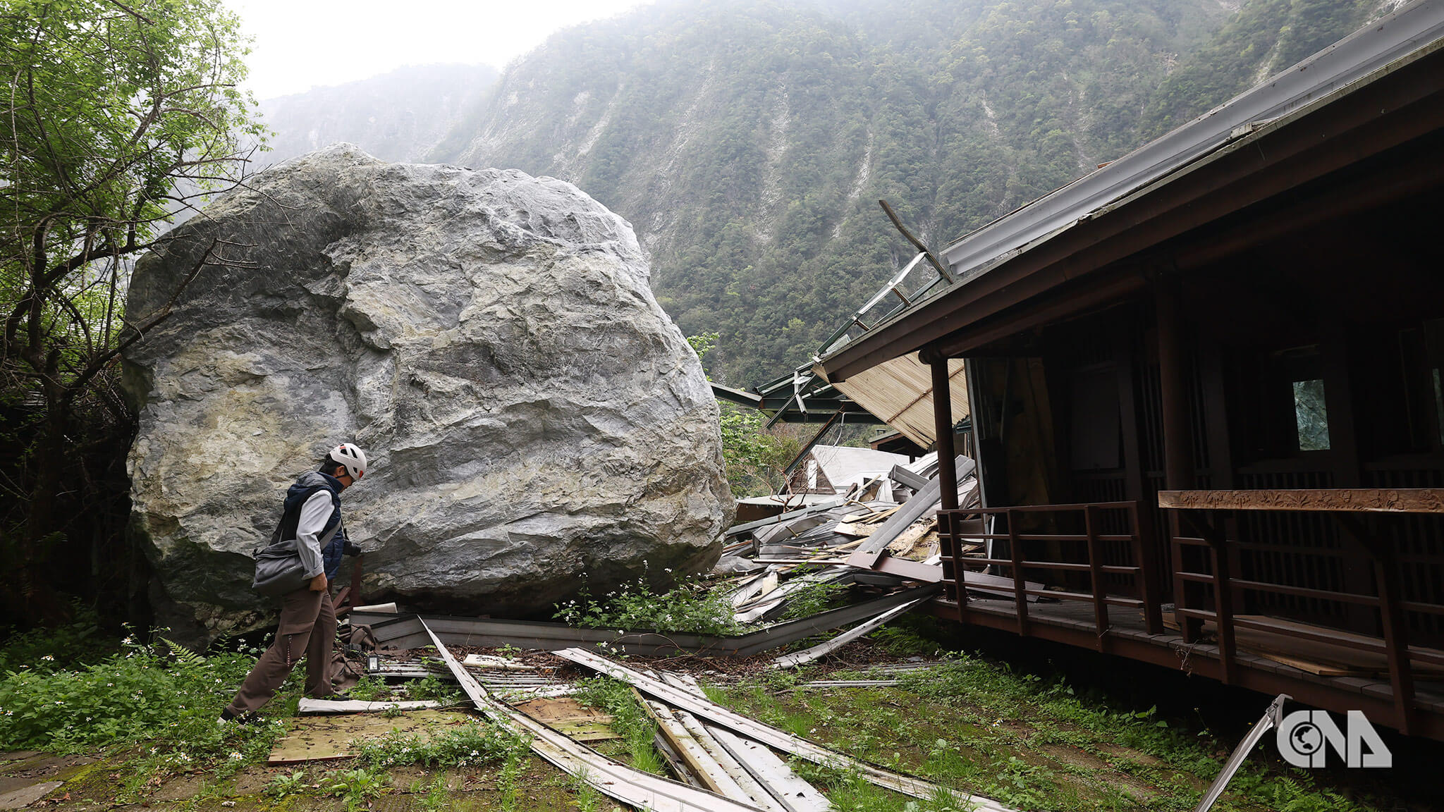 比小木屋還大的巨石滾落,位置就在布洛灣的山月村文創旅宿旁,如今巨石仍在,旅宿已歇業