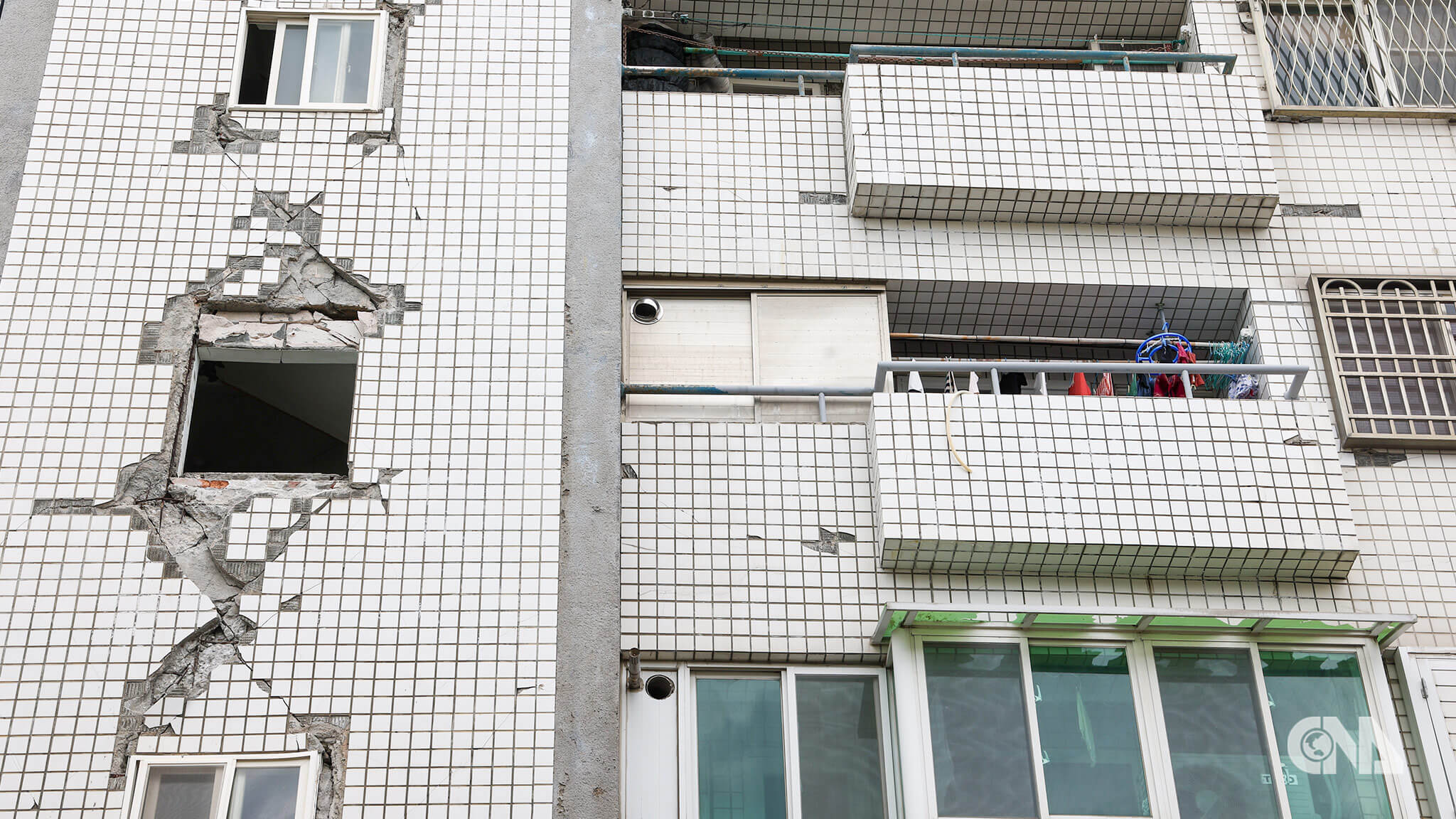 其中一層樓的陽台曬著衣物,可見部份住戶返回居住,照常作息