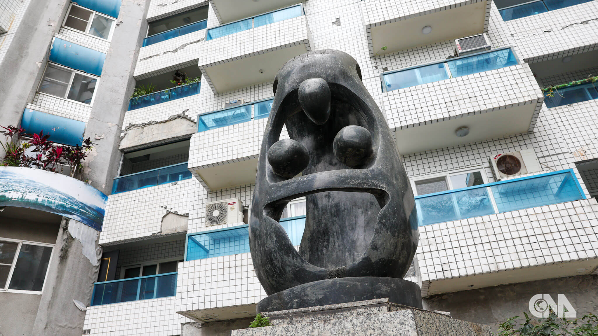 「蓮花大樓」尚在等待修復的過程中,部份住戶只能冒著風險在大樓裡生活
