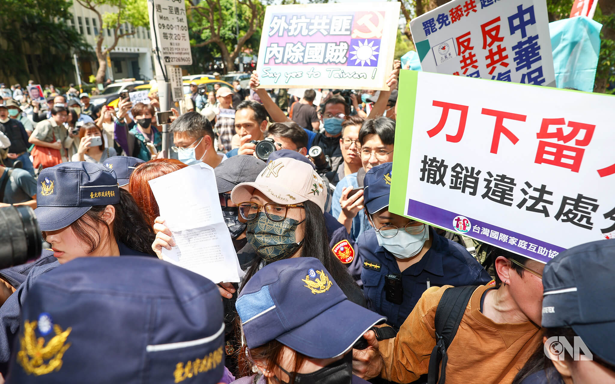 陸配劉振亞在內政部外陳情