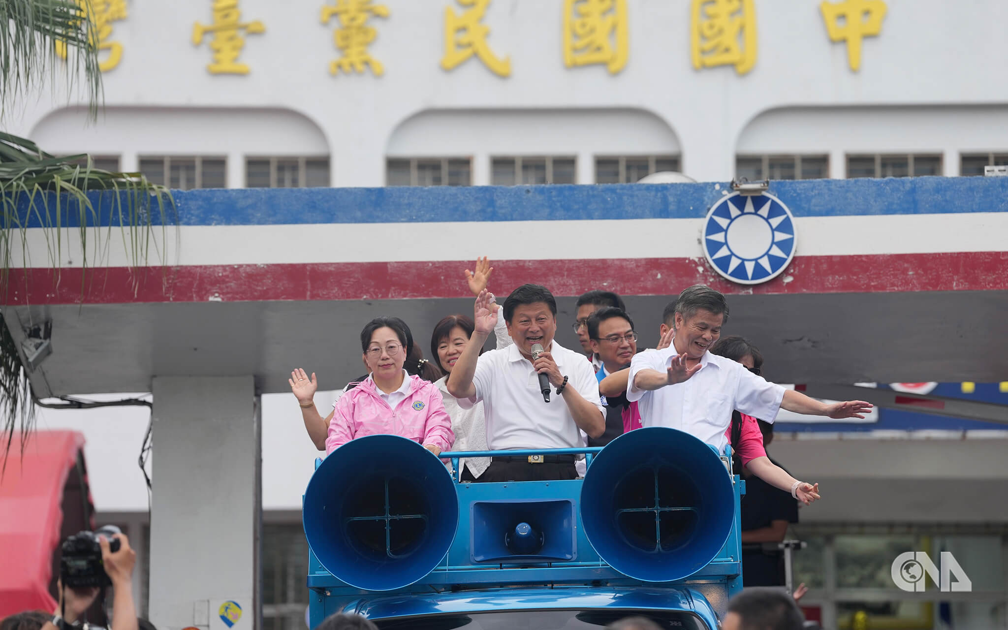 罷免團體「文山退葆」車隊掃街，民眾比出倒讚表達立場