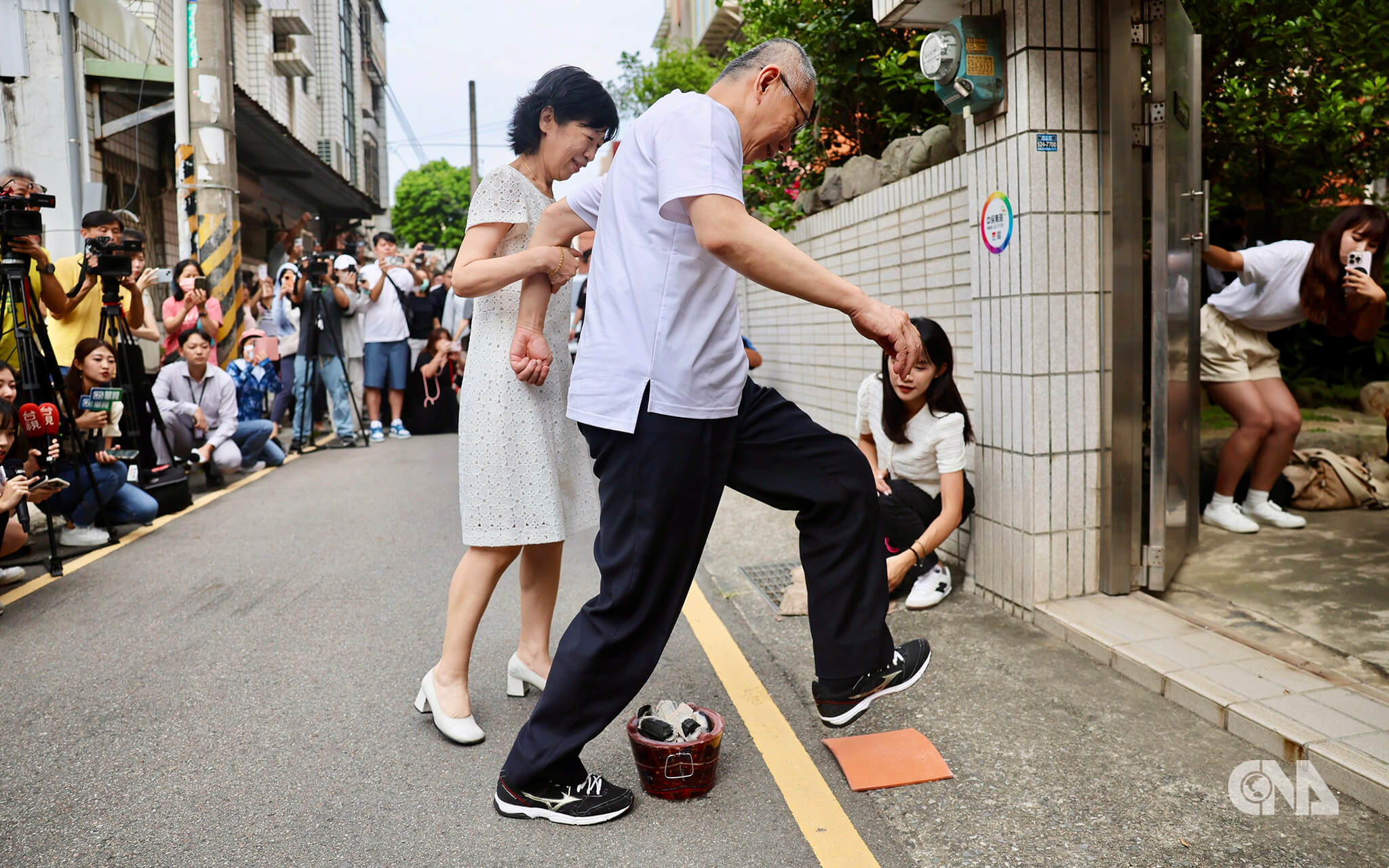 國民黨籍立委傅崐萁與妻子、花蓮縣長徐榛蔚搭車感謝鄉親支持