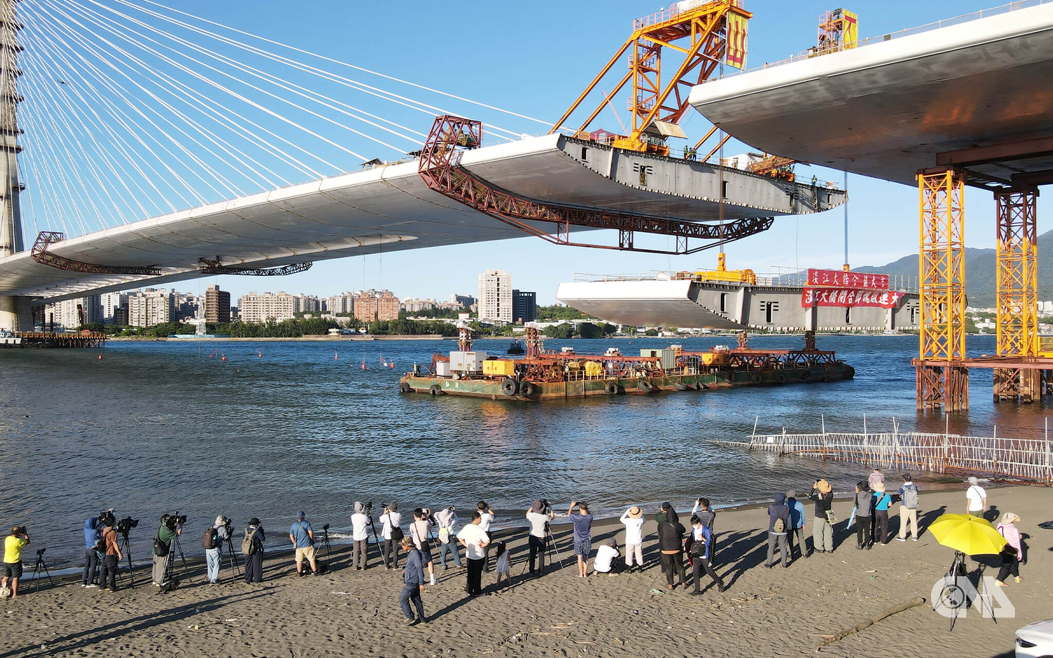 淡江大橋最後一段的橋面節塊進行吊裝作業