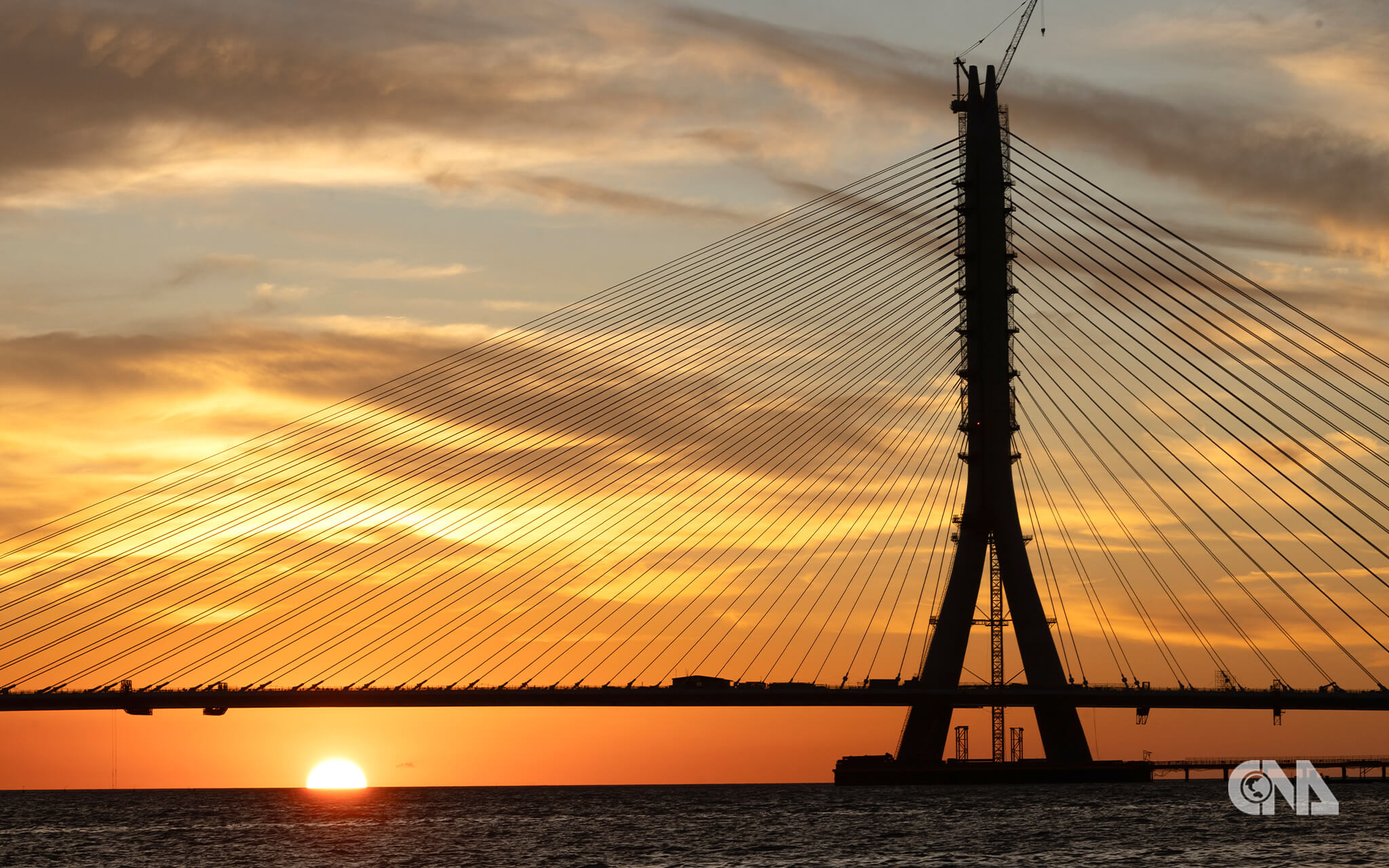 淡江大橋合龍，從淡水老街遠眺施工中的淡江大橋在夕照輝映下