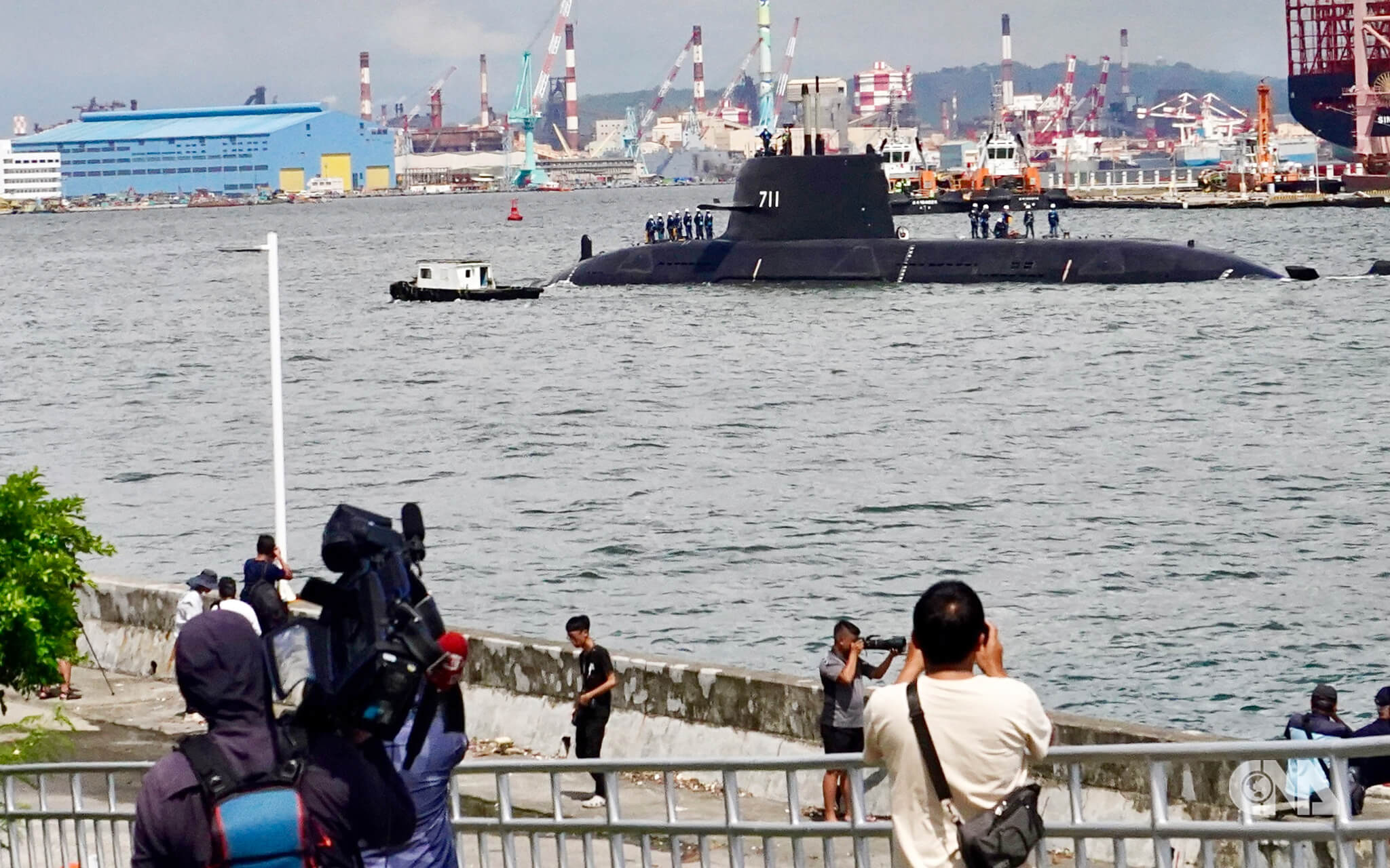 台灣首艘國造潛艦海鯤艦首次海上浮航測試
