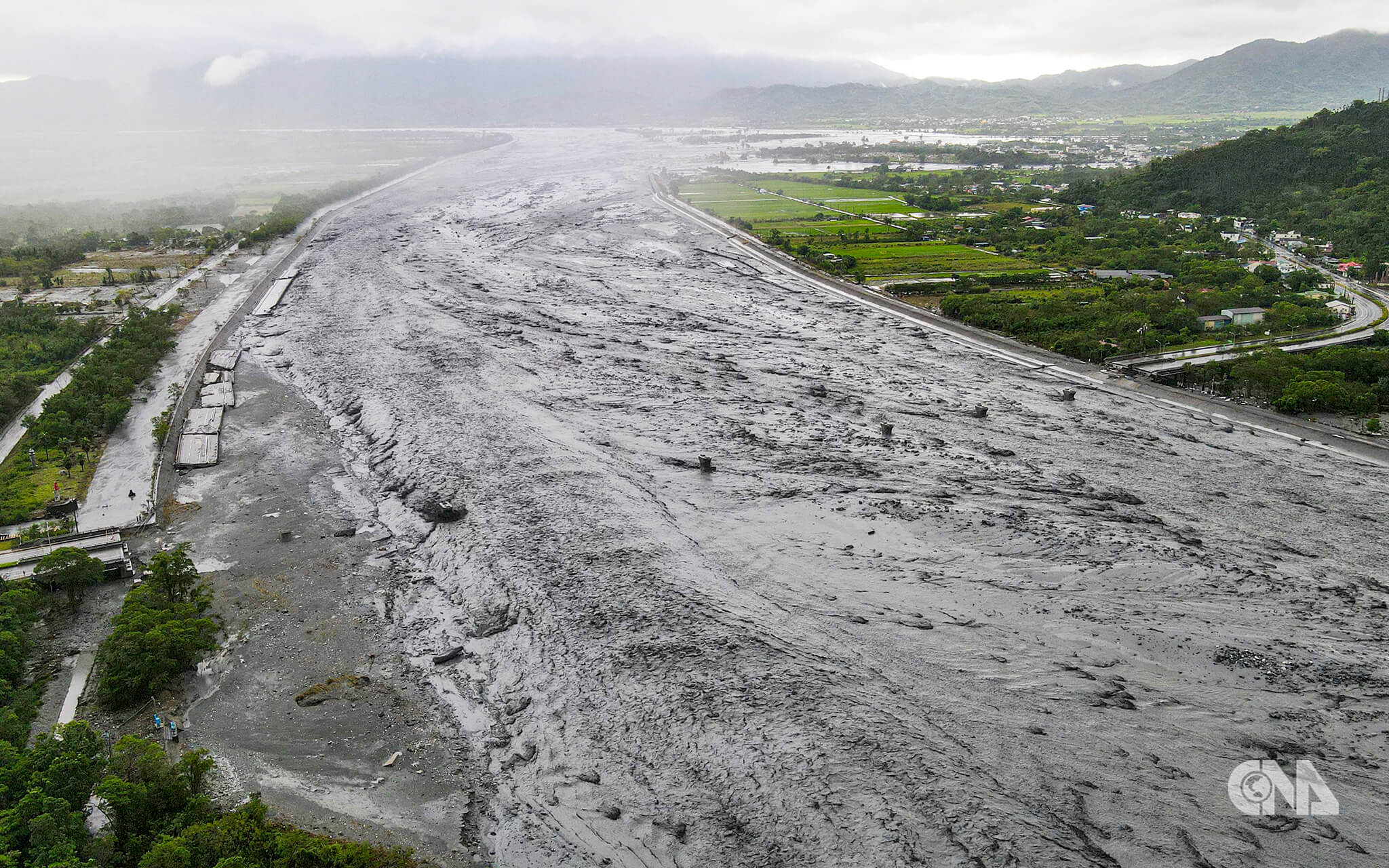 颱風樺加沙挾帶驚人雨勢，致花蓮馬太鞍溪上游堰塞湖溢流