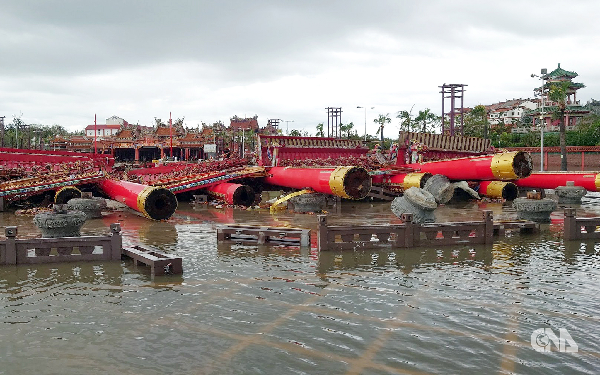 颱風丹娜絲由嘉義布袋登陸，成為自1958年有紀錄以來首個從嘉義登陸的颱風，造成全台 2死、726傷。