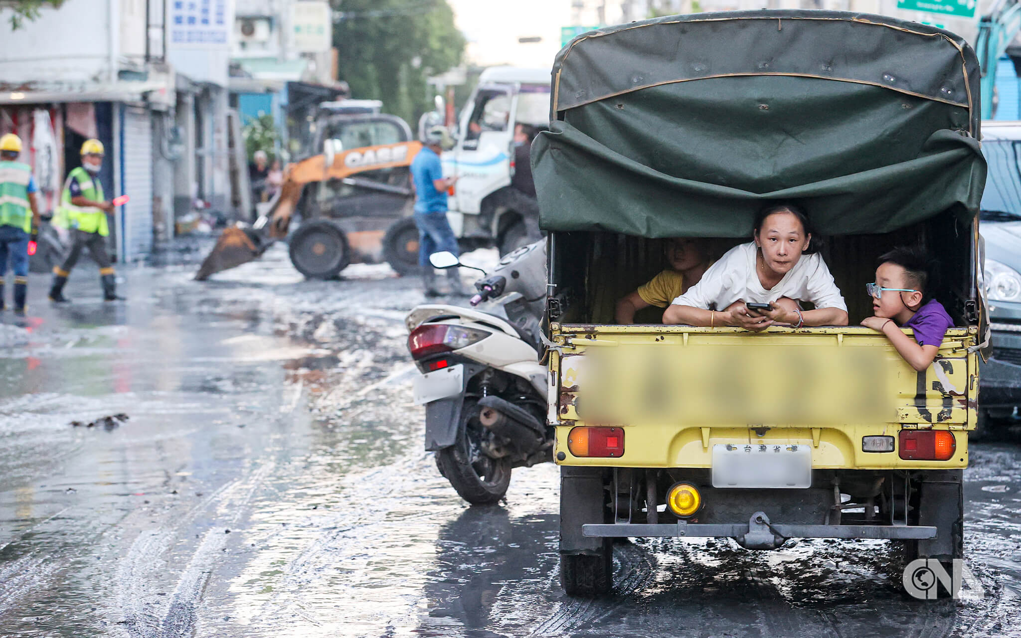 大型機具進入花蓮光復鄉協助清掃街道淤泥