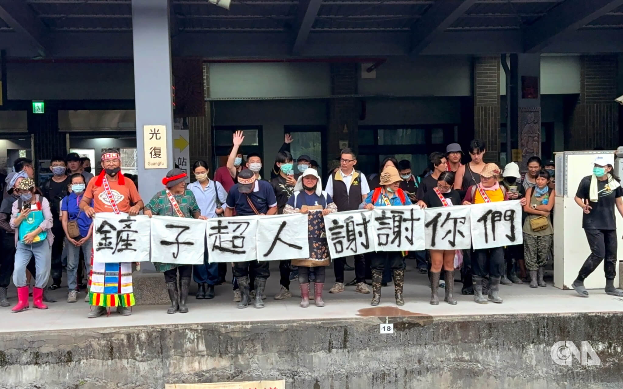 鏟子超人協助災民清理家園進入第10天