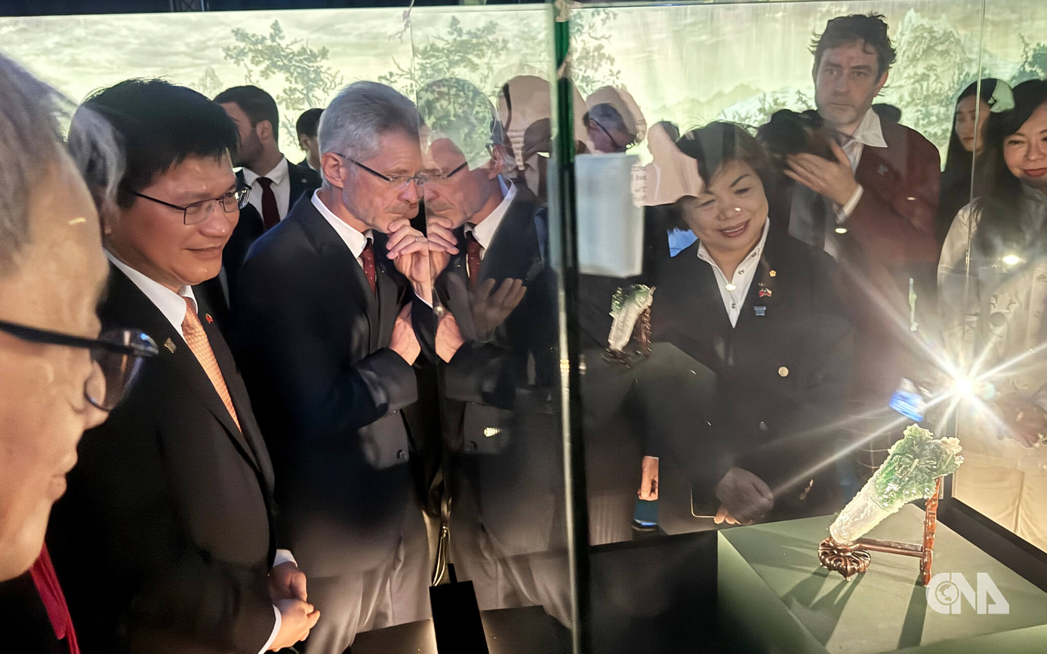 國立故宮博物院百年院慶的首場海外特展「故宮文物百選及其故事」在捷克國家博物院揭幕，人氣國寶「翠玉白菜」睽違11年再度踏出國門