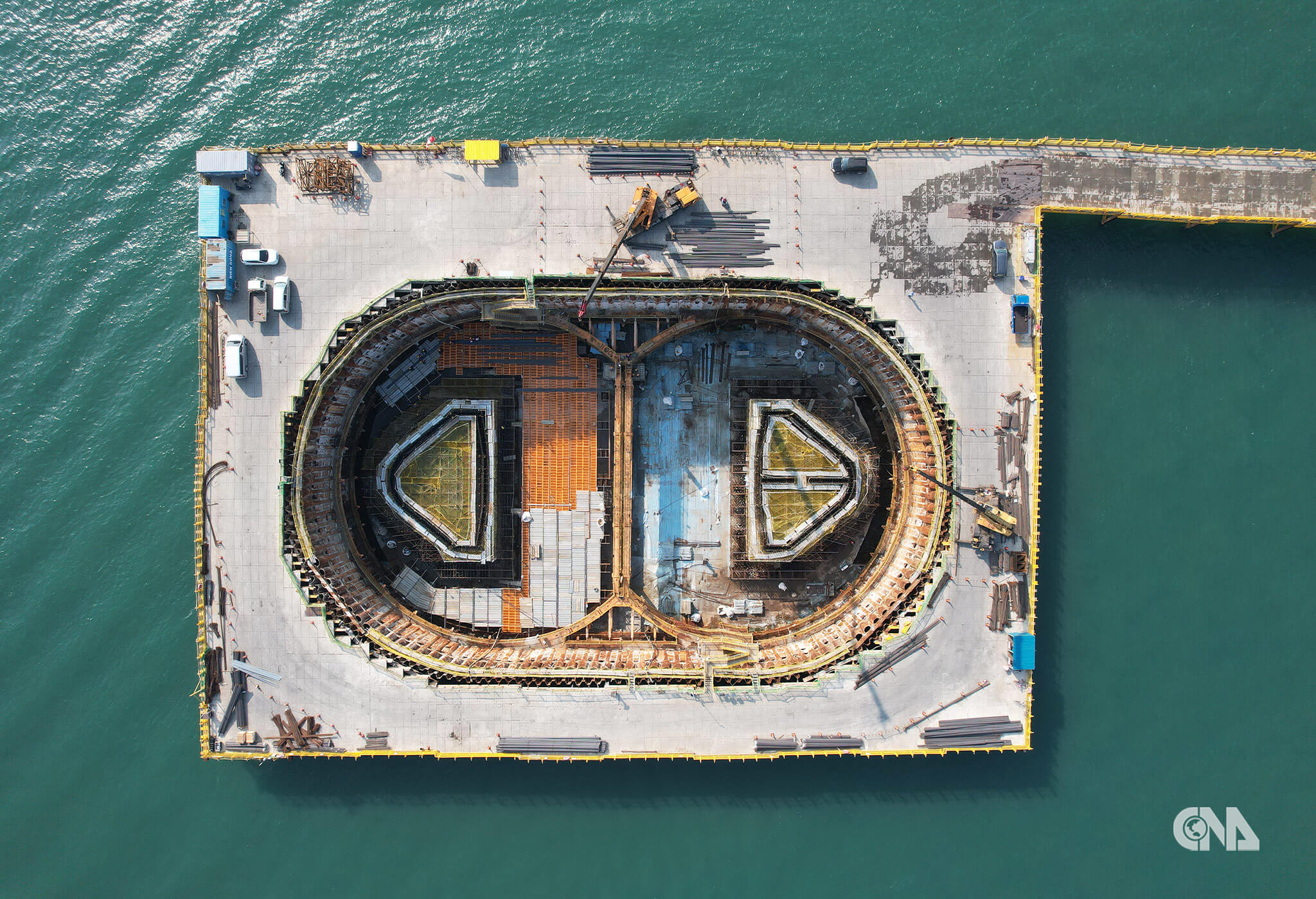 淡江大橋海上工程，主橋塔基座空拍宛若雙瞳。