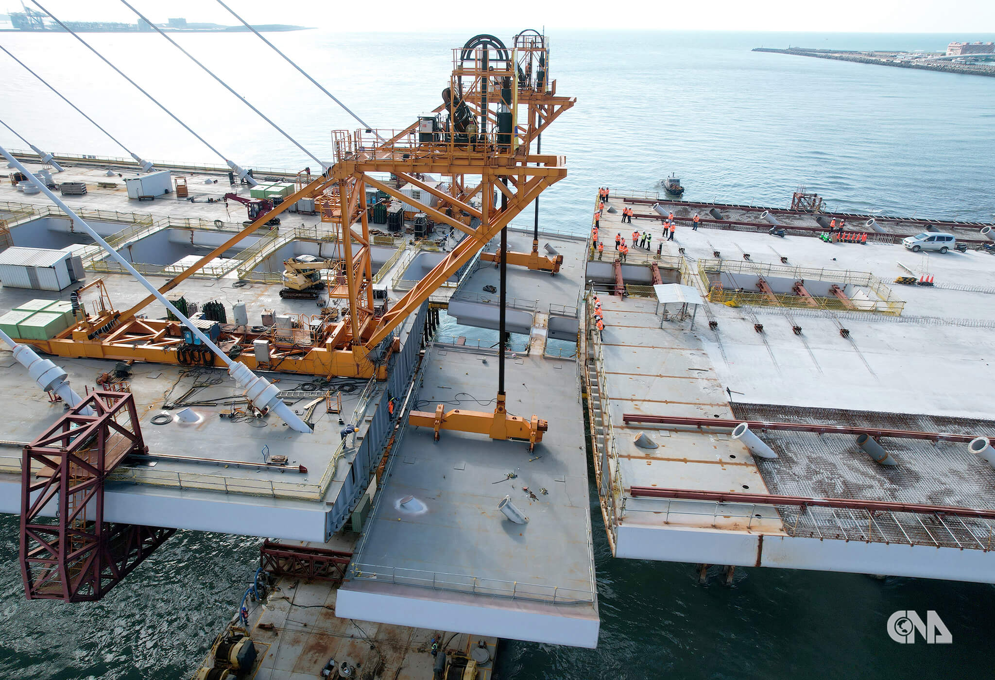 河中段吊裝9T節塊，淡水端邊跨合龍。