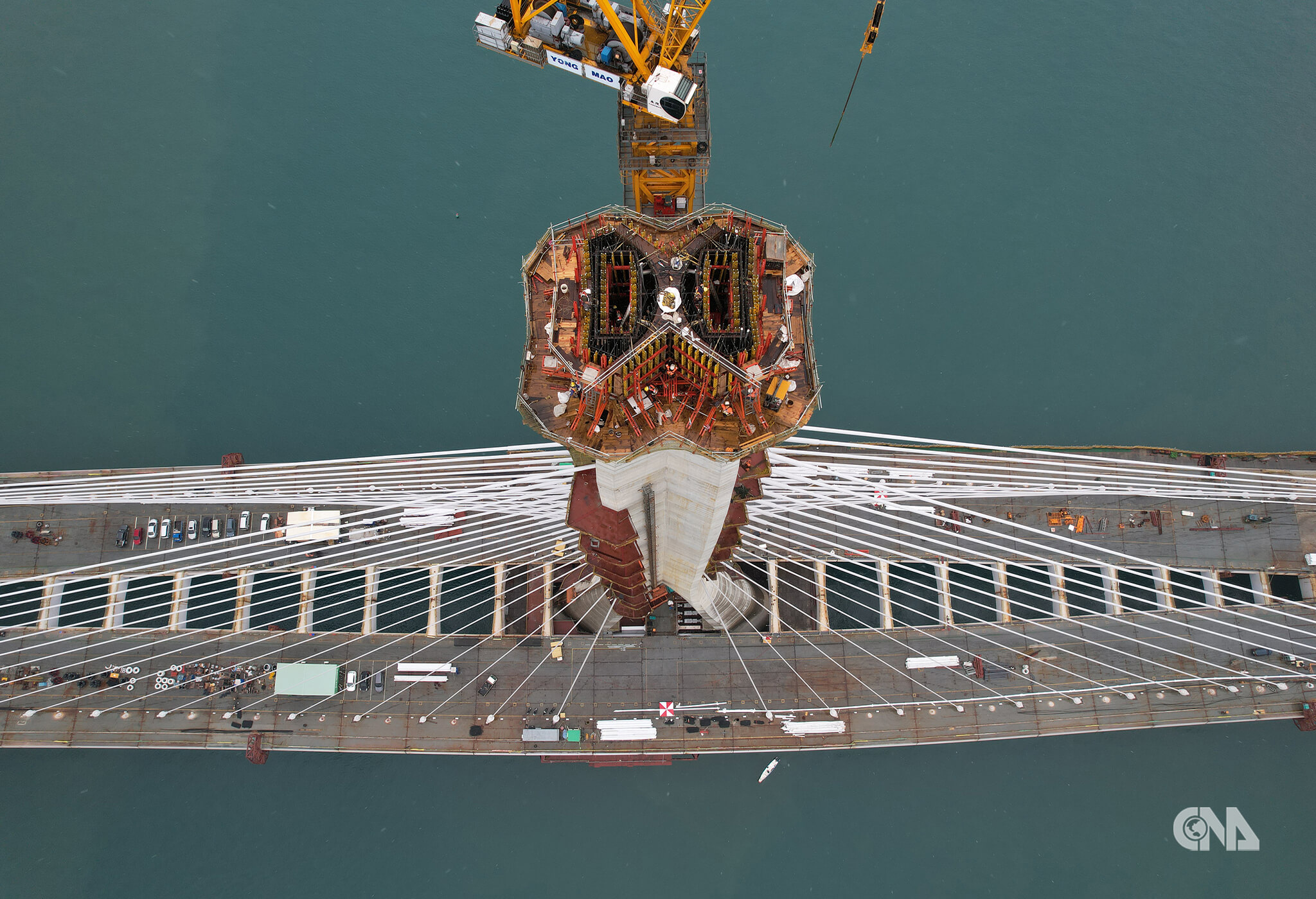 主橋塔上鳥瞰淡江大橋對稱線條。