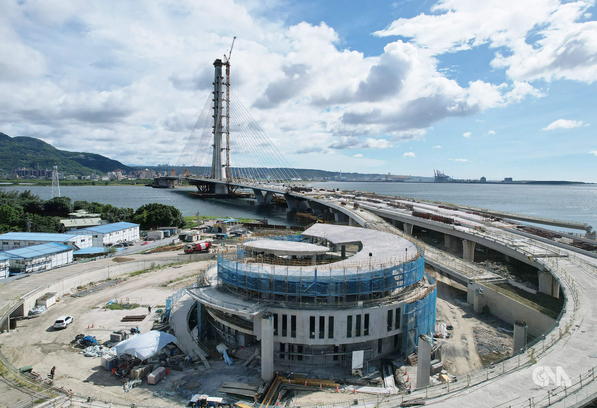 淡水匝道環道中的全橋管理中心。