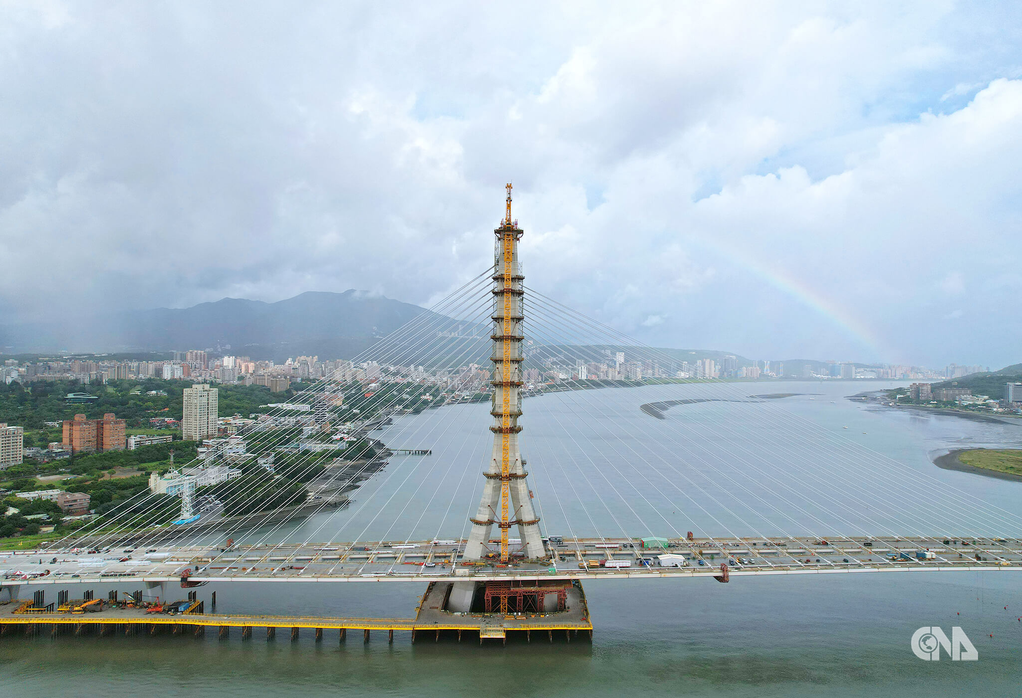 強降雨後彩虹橫跨天際與大橋。