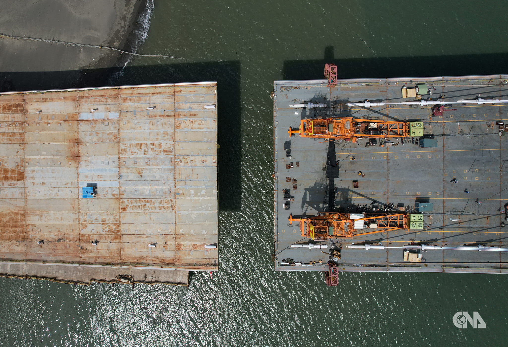鳥瞰八里端合龍前的淡江大橋。