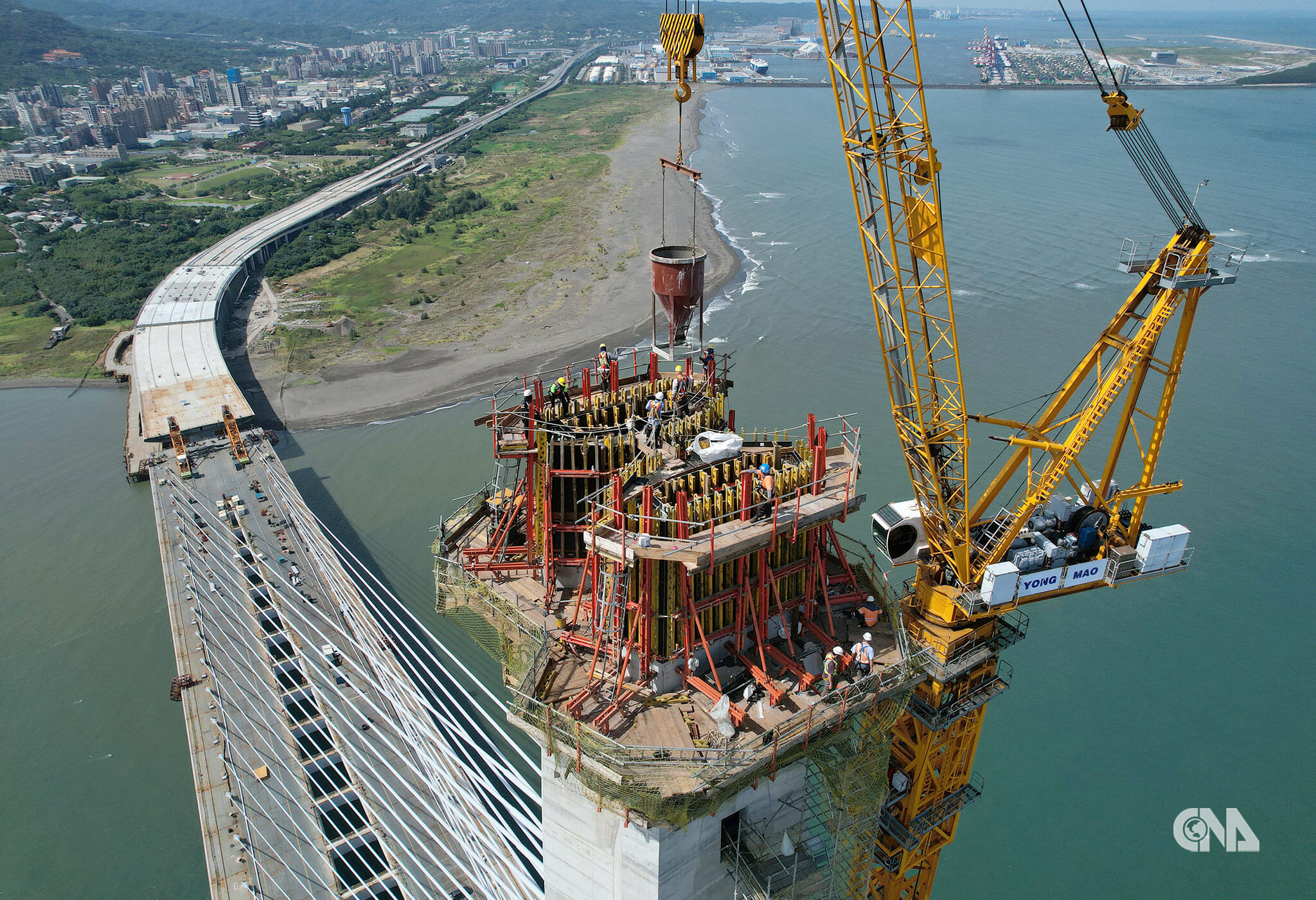 塔吊吊筒澆注混凝土灌漿作業。