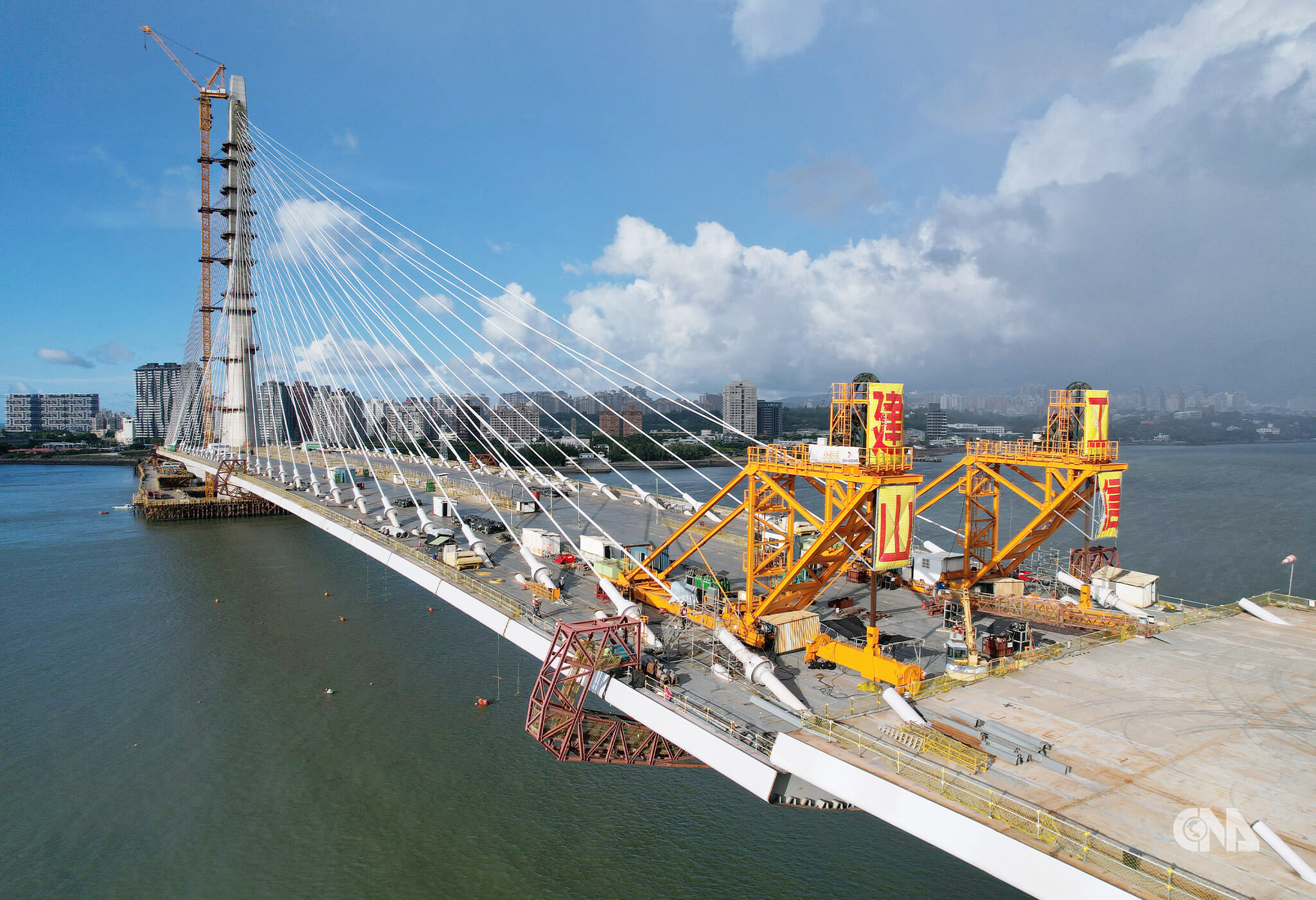 主橋合龍，吊裝八里側鋼索套管。