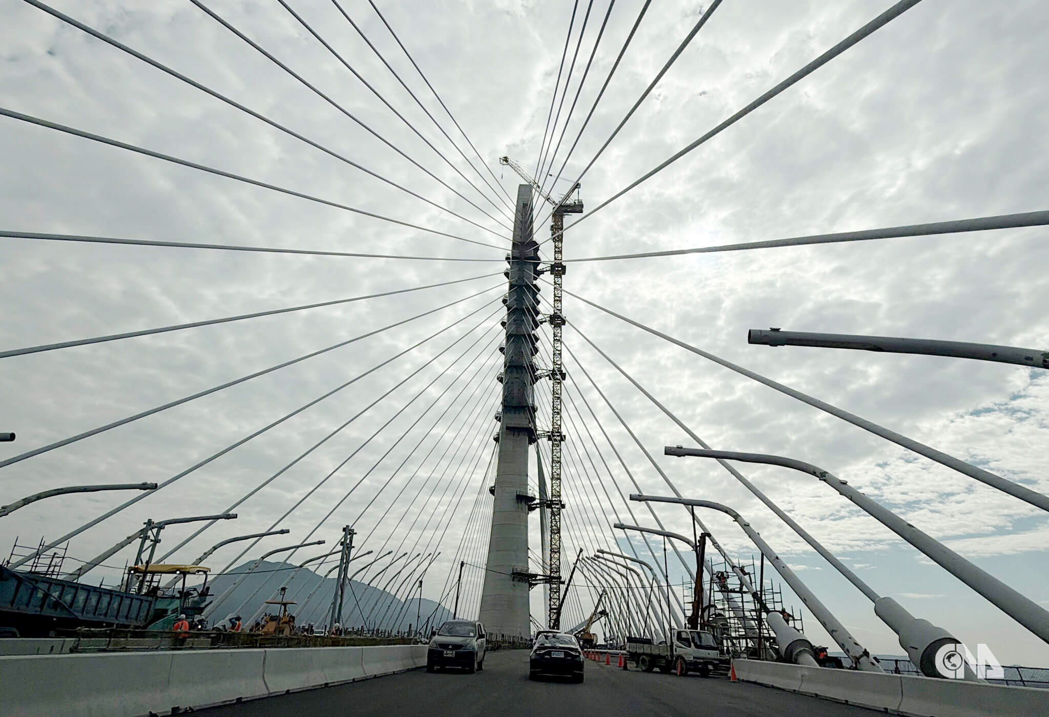 斜拉鋼索與鋼索間的景觀燈柱。