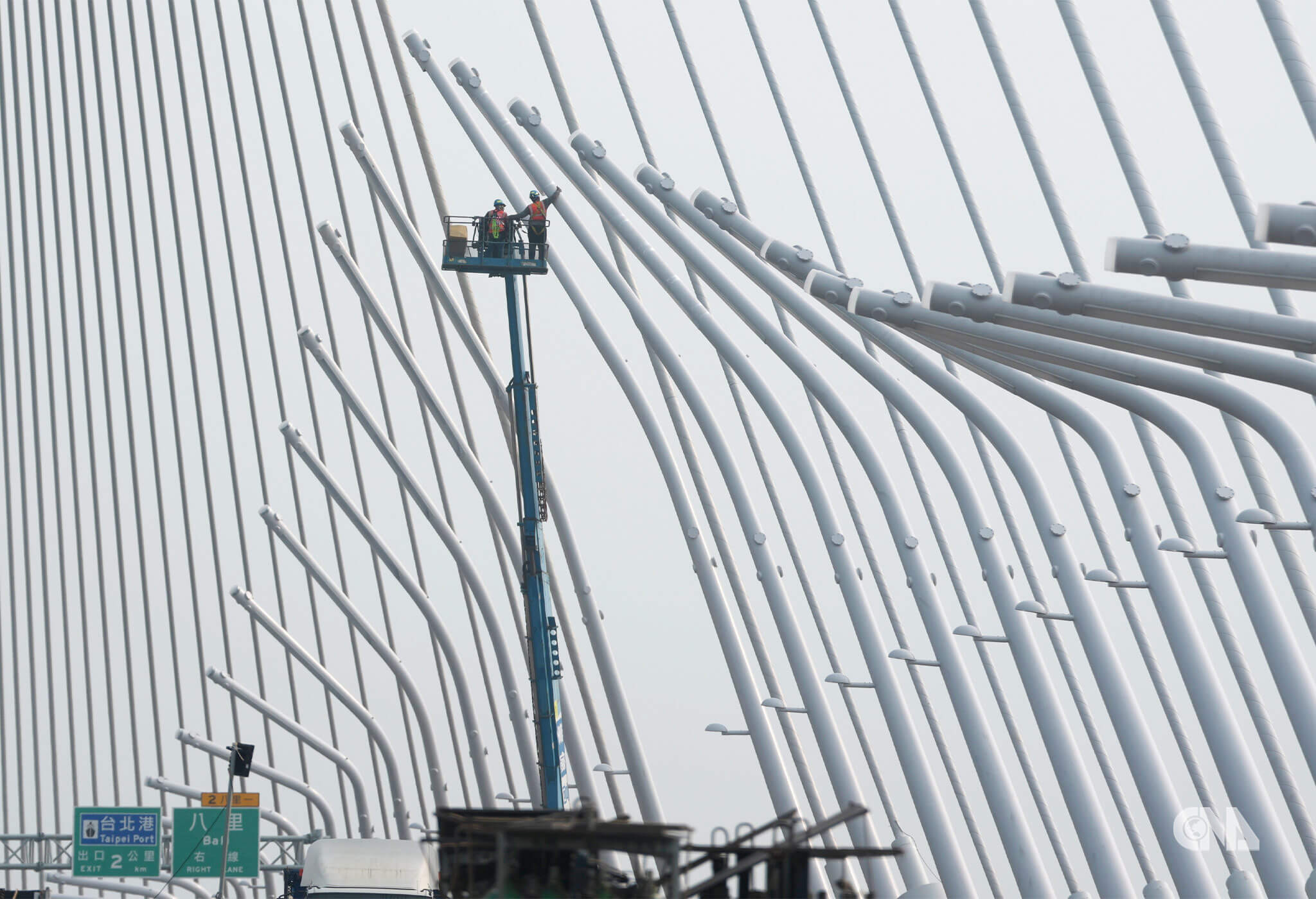 通車前工程人員安裝景觀燈柱照明。