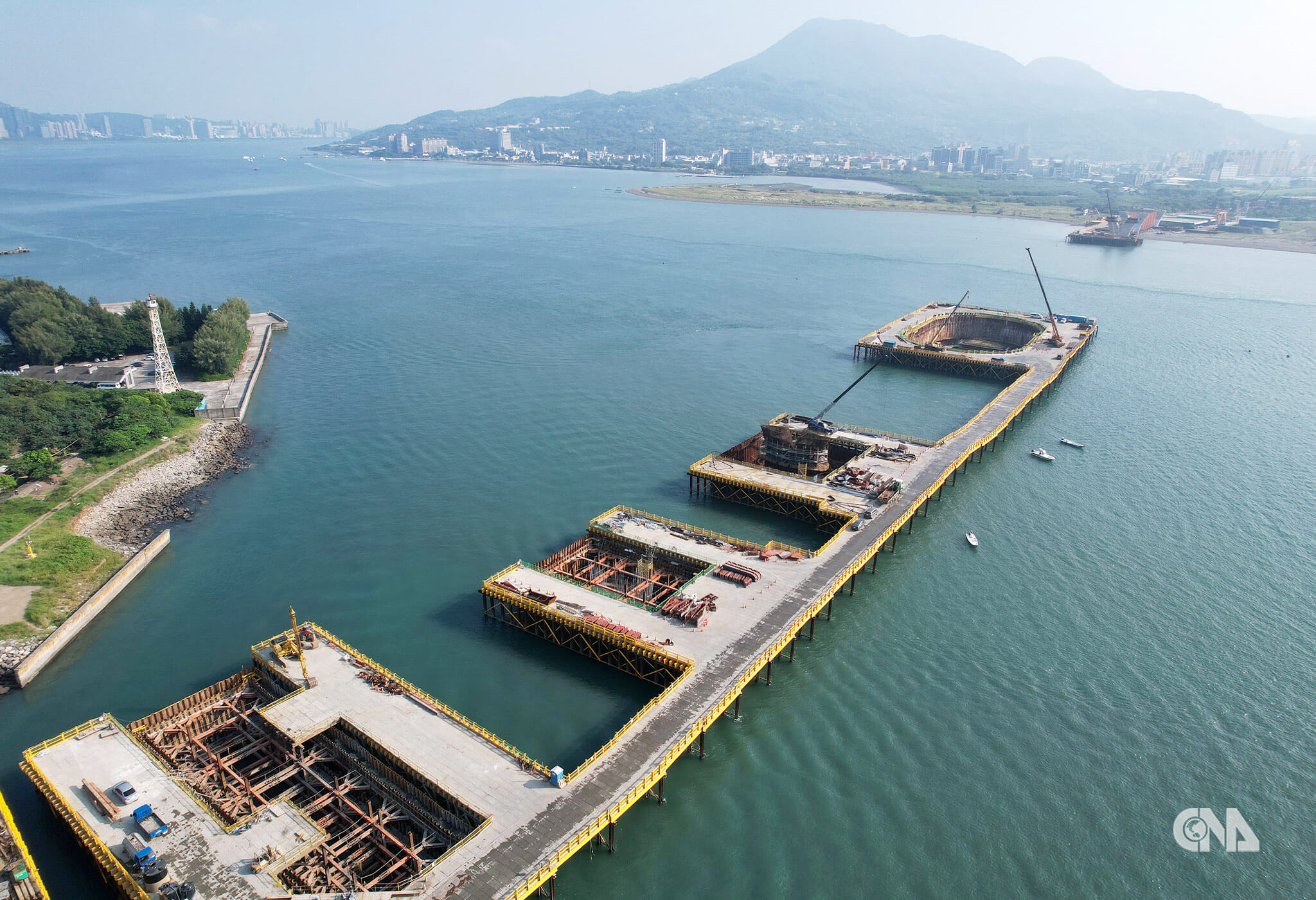 通往主橋塔圍堰工區的長施工棧道。