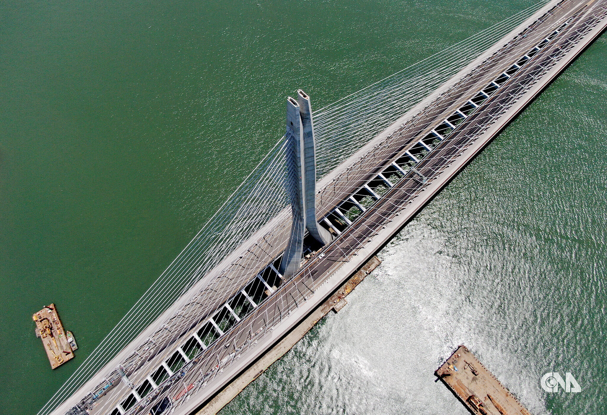 淡江大橋單塔斜張橋與放射鋼纜空拍，工程進入完工倒數。