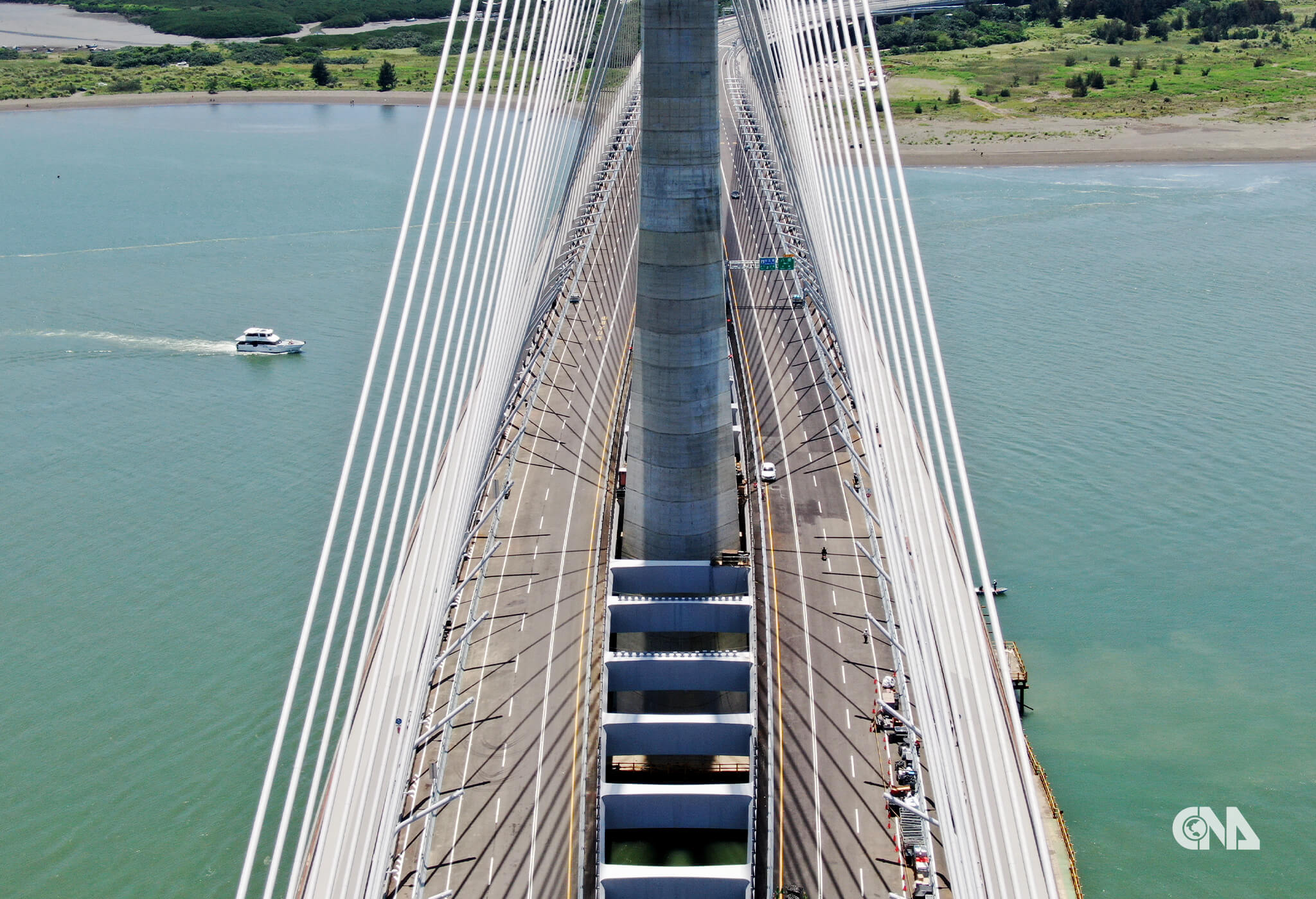 正午陽光穿過斜張橋放射鋼纜，在橋面投射幾何光影。