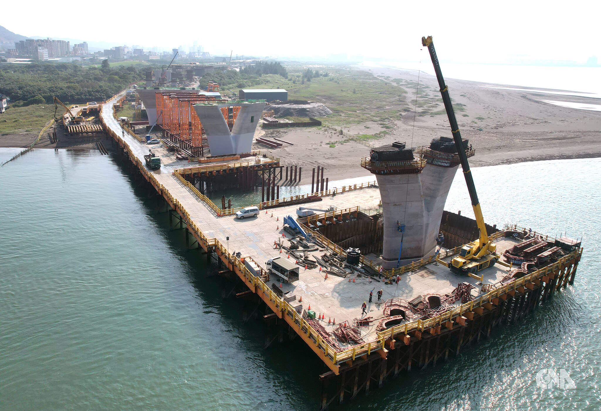 八里端P120墩柱拆模，模具置於施工棧道。