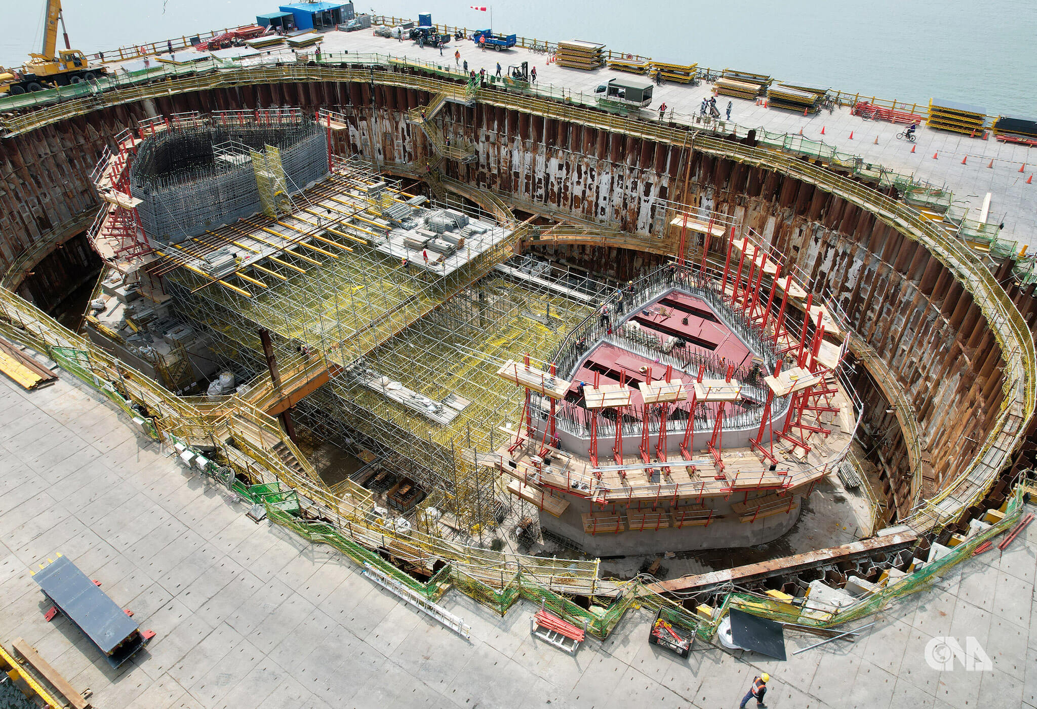 主橋塔鋼牆圍堰內進行向上本體垂直施工。