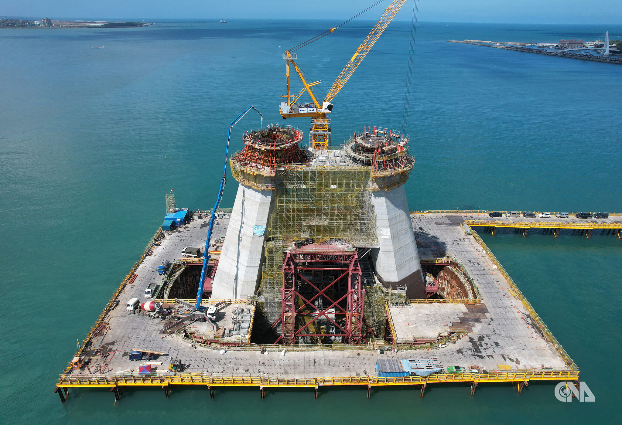 第14昇層混凝土澆灌，橋塔向上漸收。