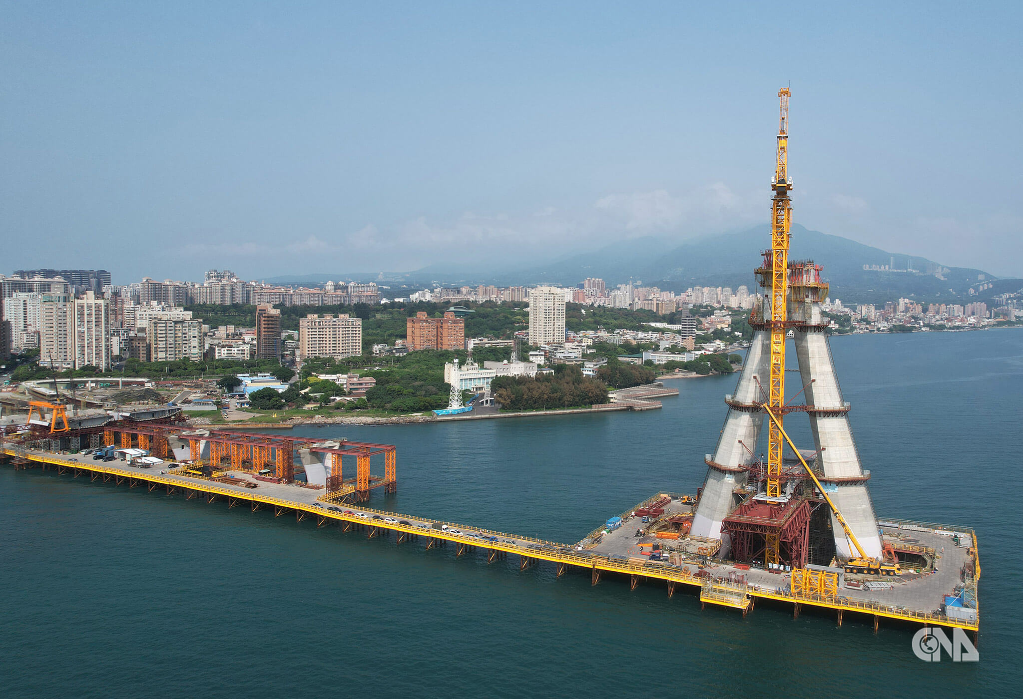 兩側塔腳向上靠近，至第21節塊閉合。