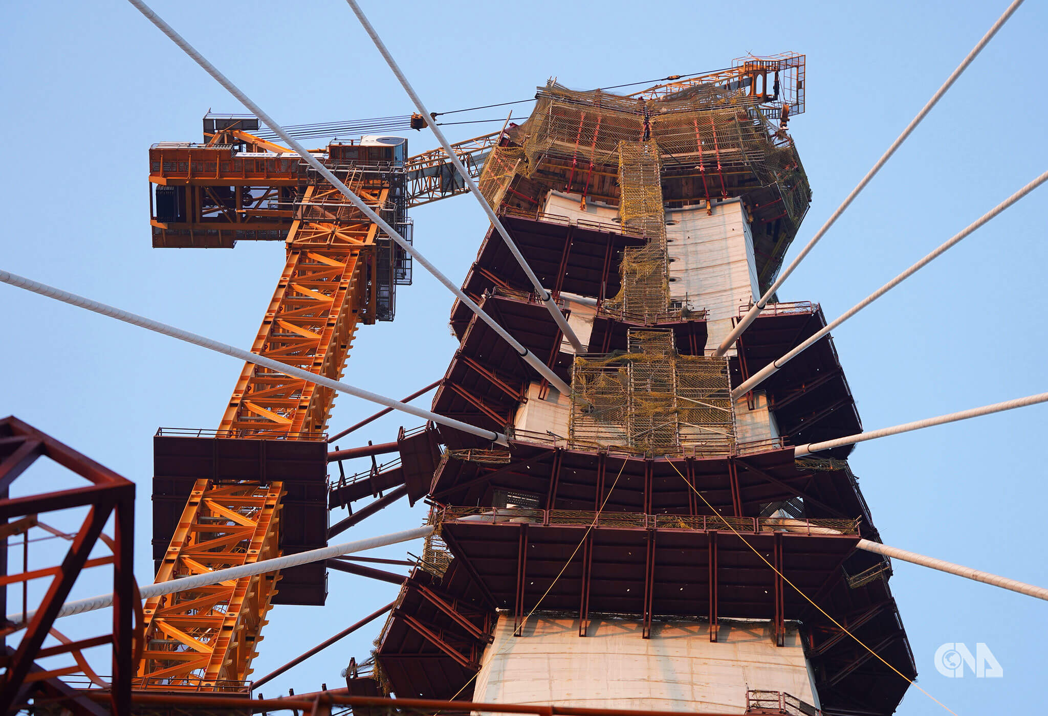 橋面仰望施工中的主橋塔與塔吊。