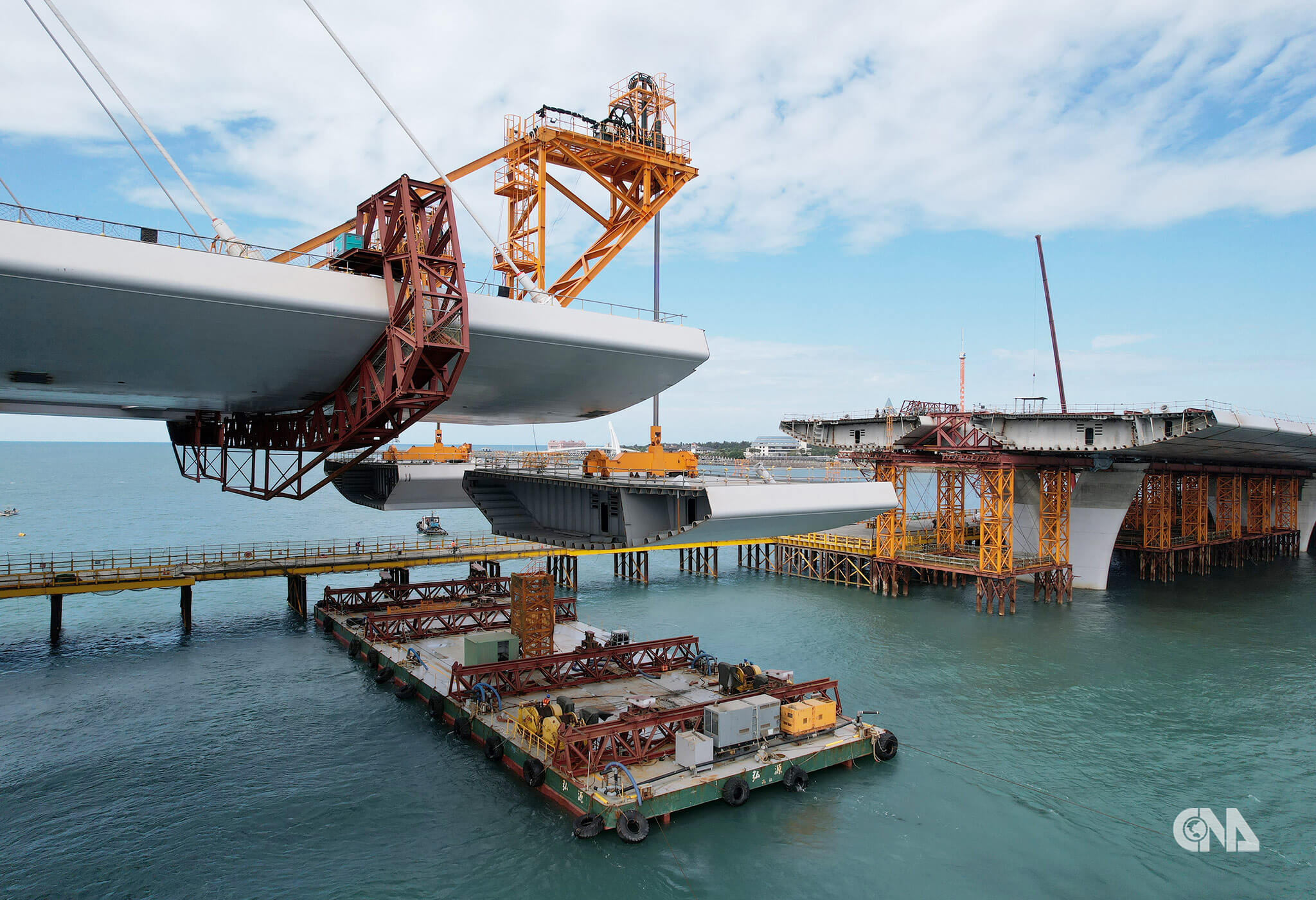 懸臂工作車吊裝河中段鋼橋5T節塊。