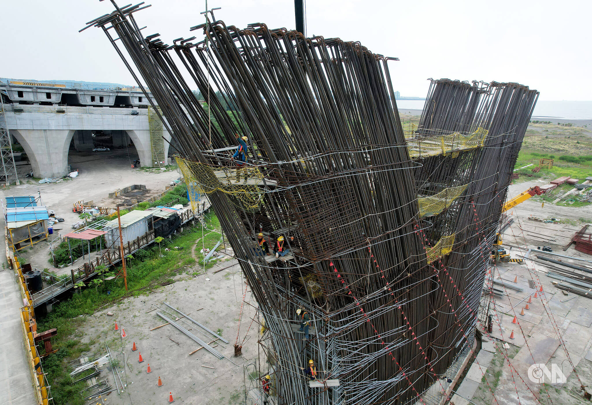 八里端P17墩柱鋼筋綁扎，工人烈日下作業。