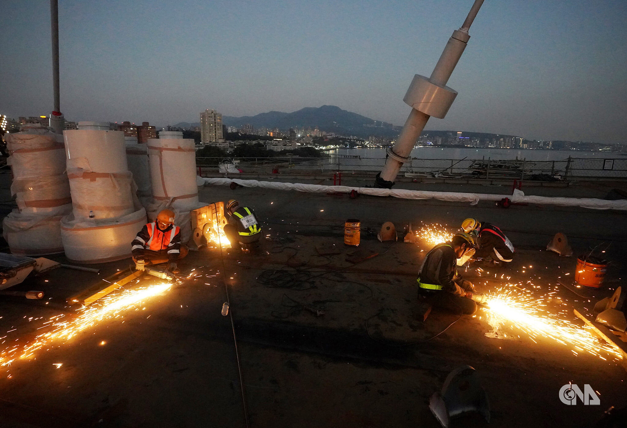 減重耐震，橋體全採焊接，人員日夜趕工。