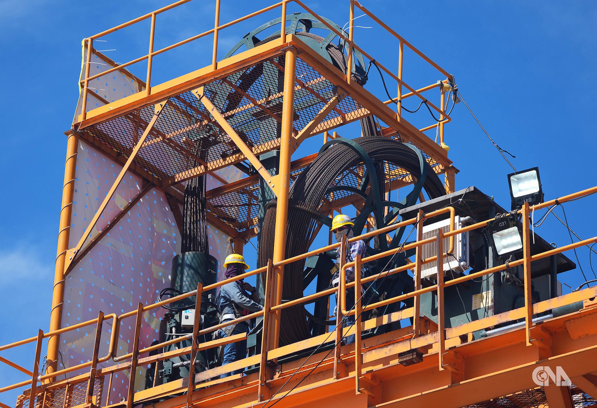 懸臂工作車監看390噸節塊吊裝對接。