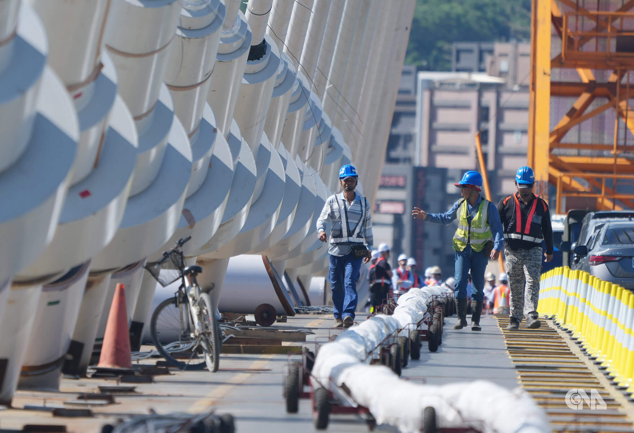 合龍前夕人員橋面巡查，橋體對比身影。