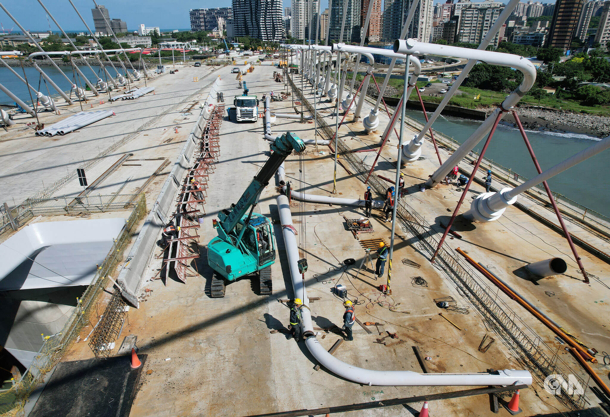 橋面鋪面完成後組裝景觀燈柱。